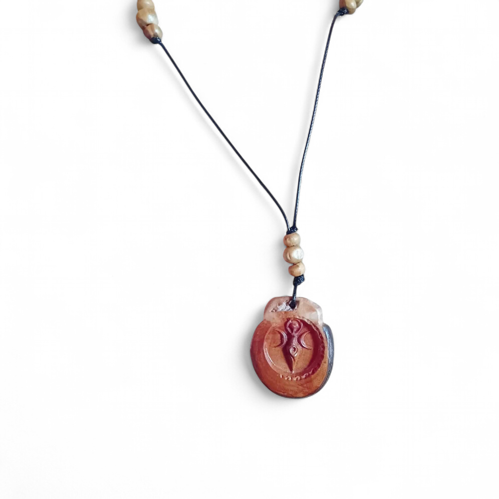 Pendentif bois Gaïa rond gravé sur cordon noir réglable avec perles bois, photo sur fond blanc, bijou nature au symbole Terre-Mère