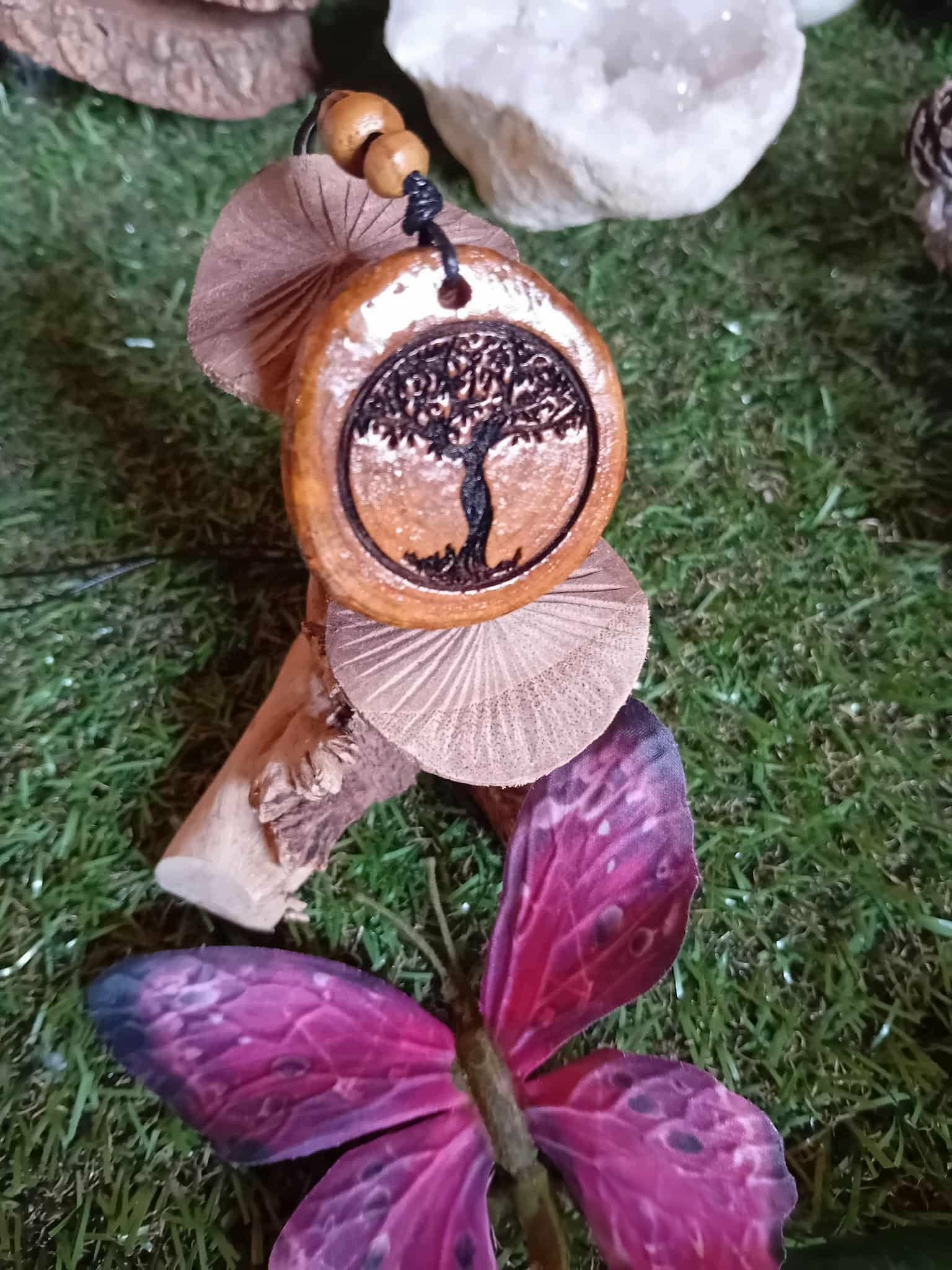 Collier pendentif Arbre de Vie en bois gravé sur cordon noir réglable avec perles bois, décor champignons, vitalité douce et renouveau naturel