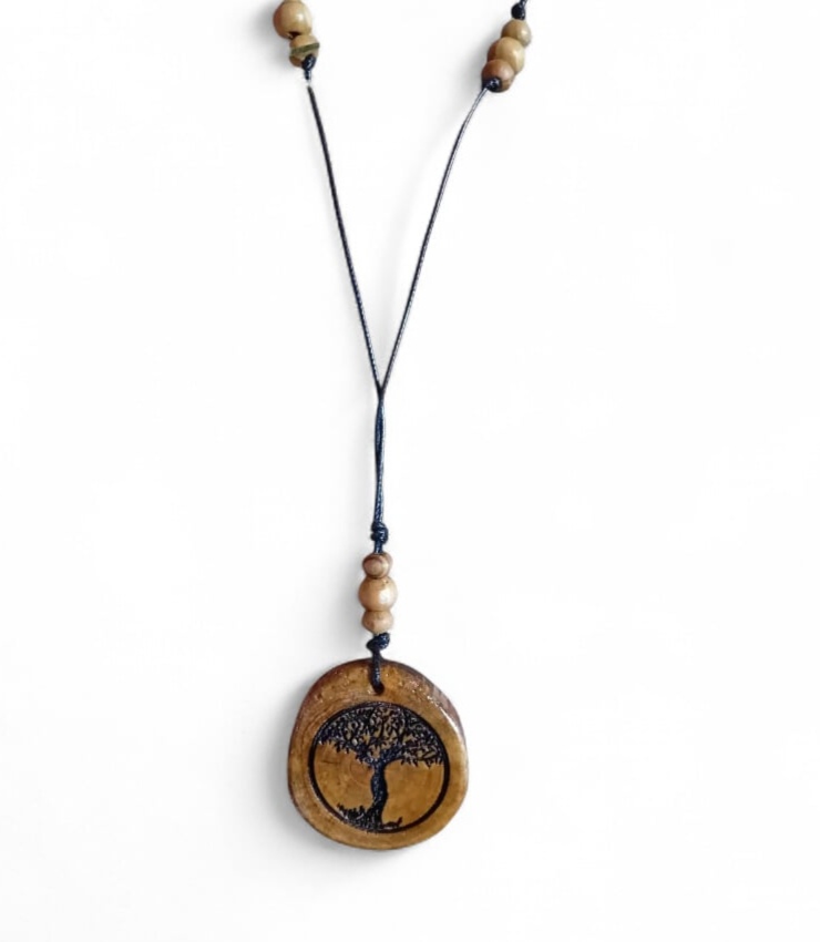 Pendentif Arbre de Vie en bois sur cordon noir réglable avec perles bois, photo sur fond blanc, bijou naturel au style simple et symbolique