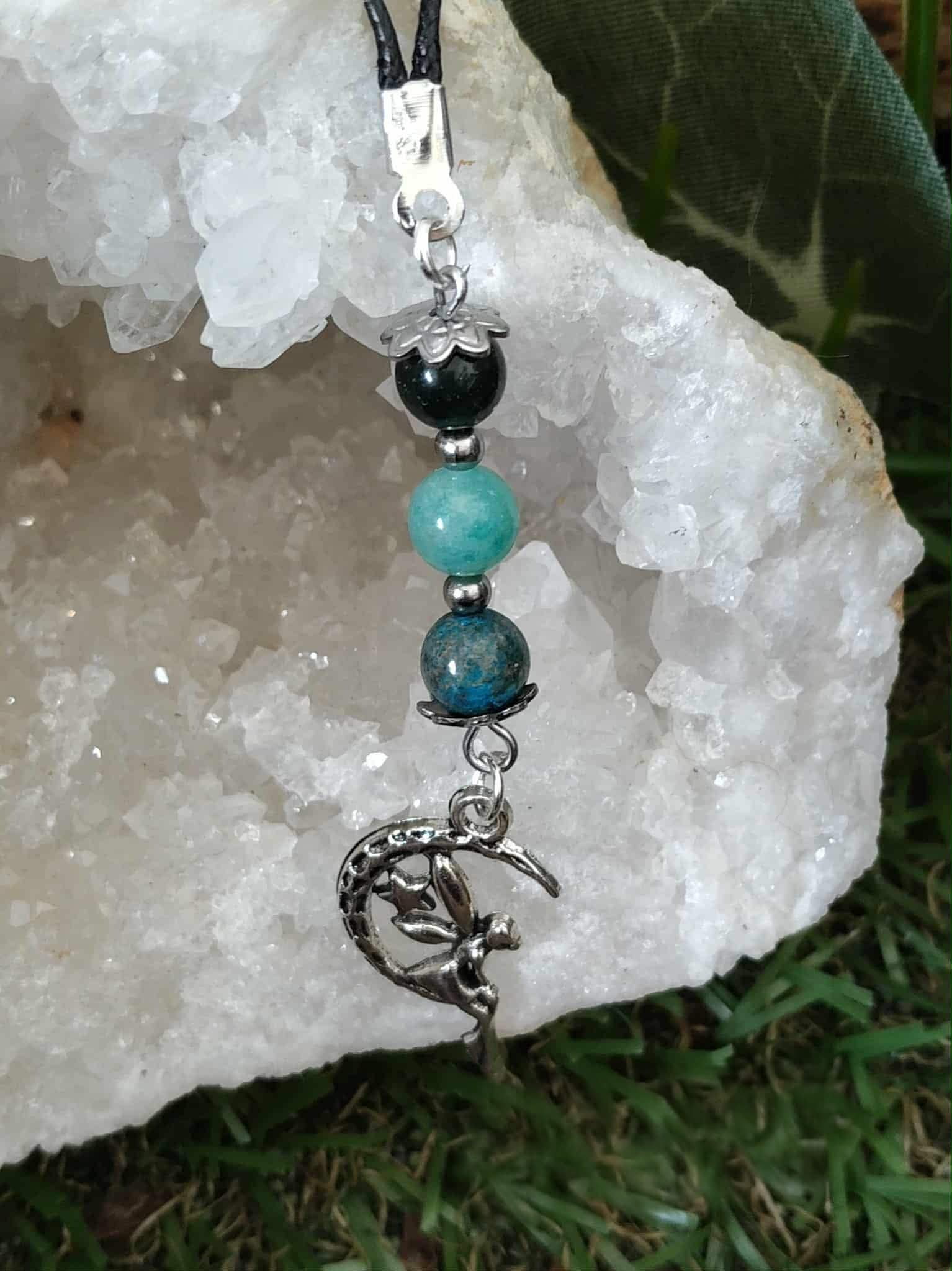 Bijou de téléphone création Magic Gaïa sur amas de quartz et mousse, cordon noir, perles amazonite, aqua terra et agate mousse, petite perle noire, breloque dragon argentée, apaisement, communication, ancrage, équilibre émotionnel.