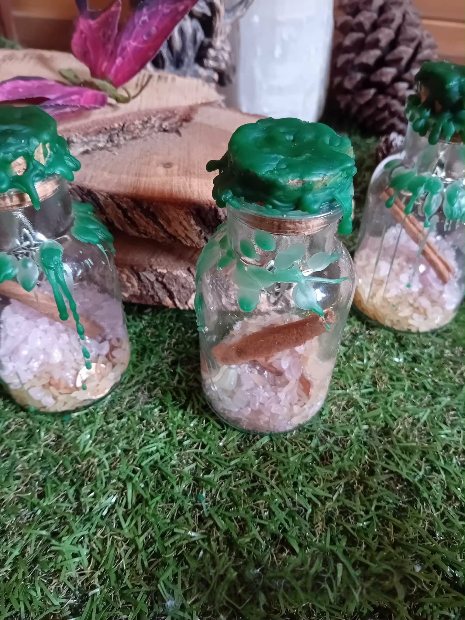 Trio de spell jars abondance Magic Gaïa, fioles en verre scellées cire verte, riz   cannelle, ambiance forestière sur mousse