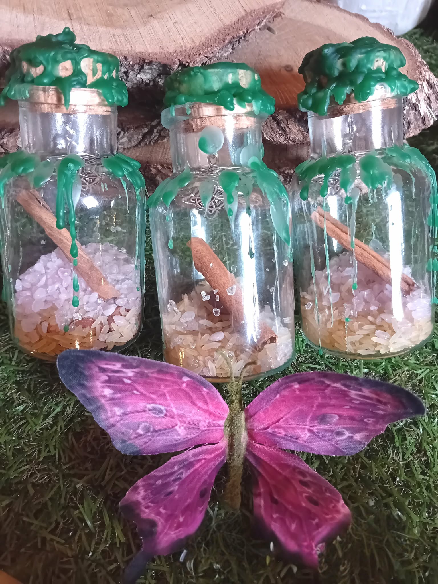 Spell jar abondance, fioles en verre avec cire verte, bâton de cannelle, décor mousse, énergie prospérité, Magic Gaïa