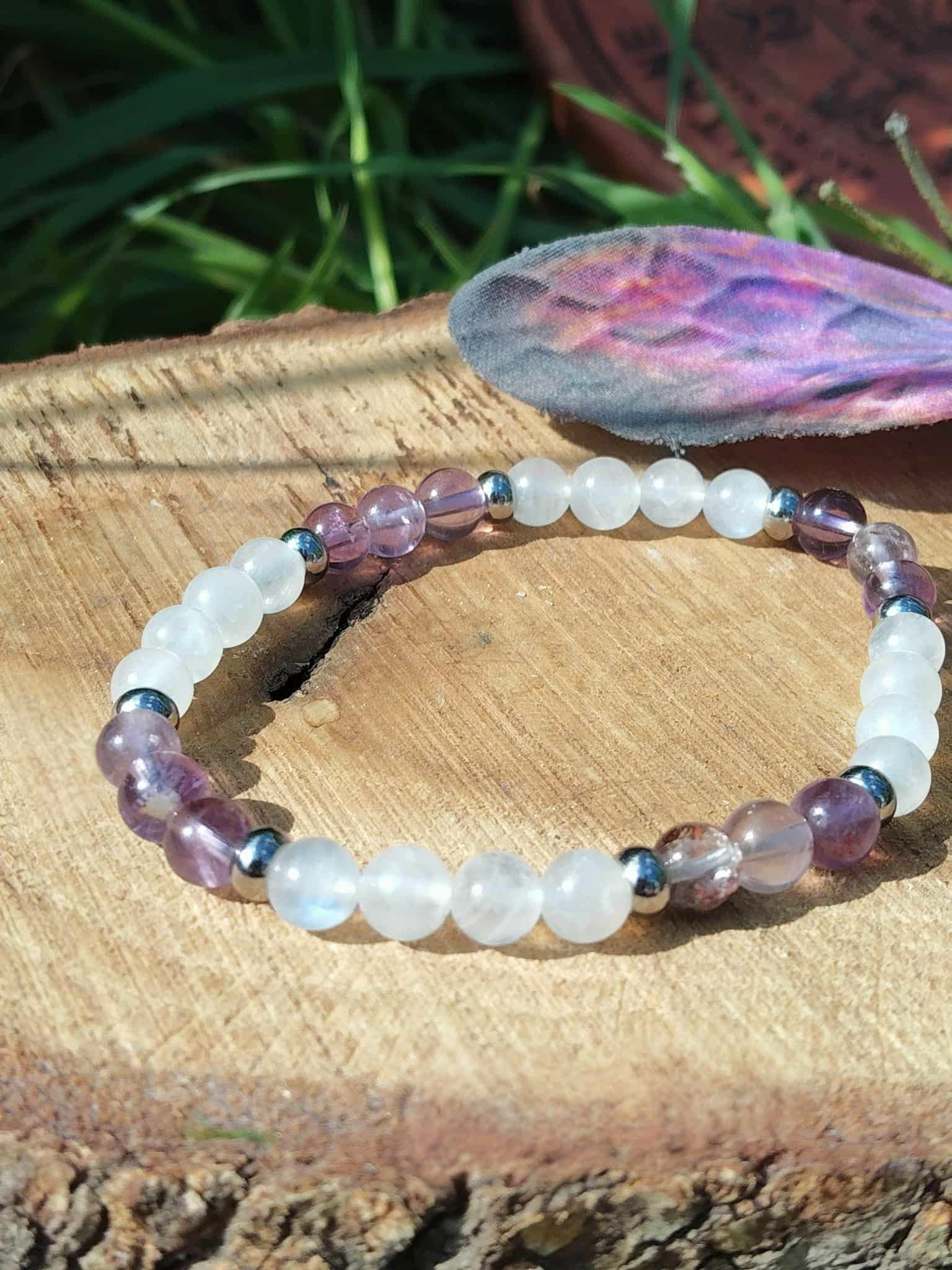 Bracelet clairvoyance création Magic Gaïa sur rondin de bois avec papillon violet, perles de Quartz Seven et Péristérite, intuition et équilibre