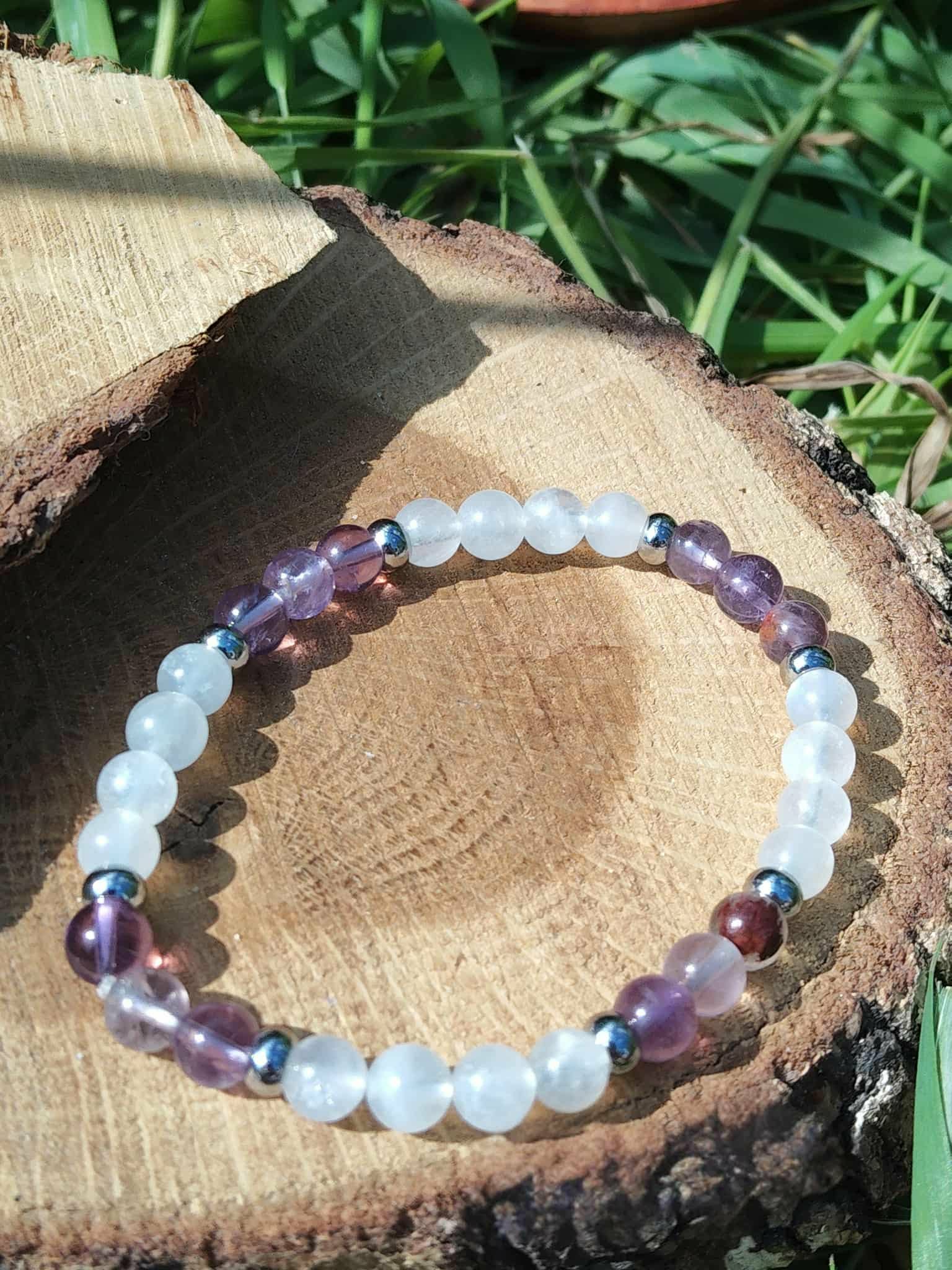 Bracelet création Magic Gaïa 6 mm en Quartz Seven et Péristérite sur rondin de bois, perles violettes et blanches, intuition et recentrage