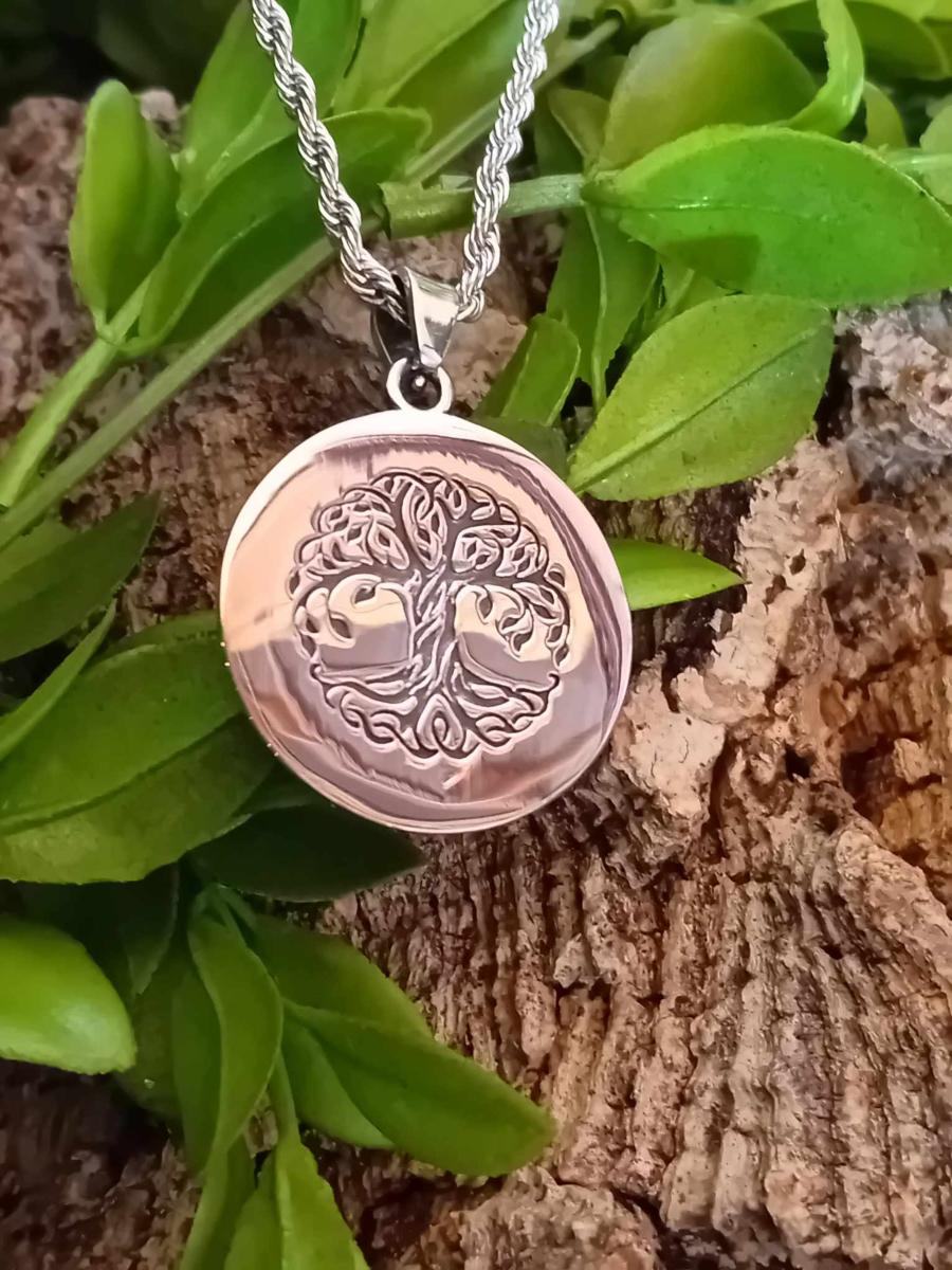 Collier arbre de vie à médaillon rond argenté sur chaîne fine, décor bois brut et feuillage, calme du mental et sérénité protectrice