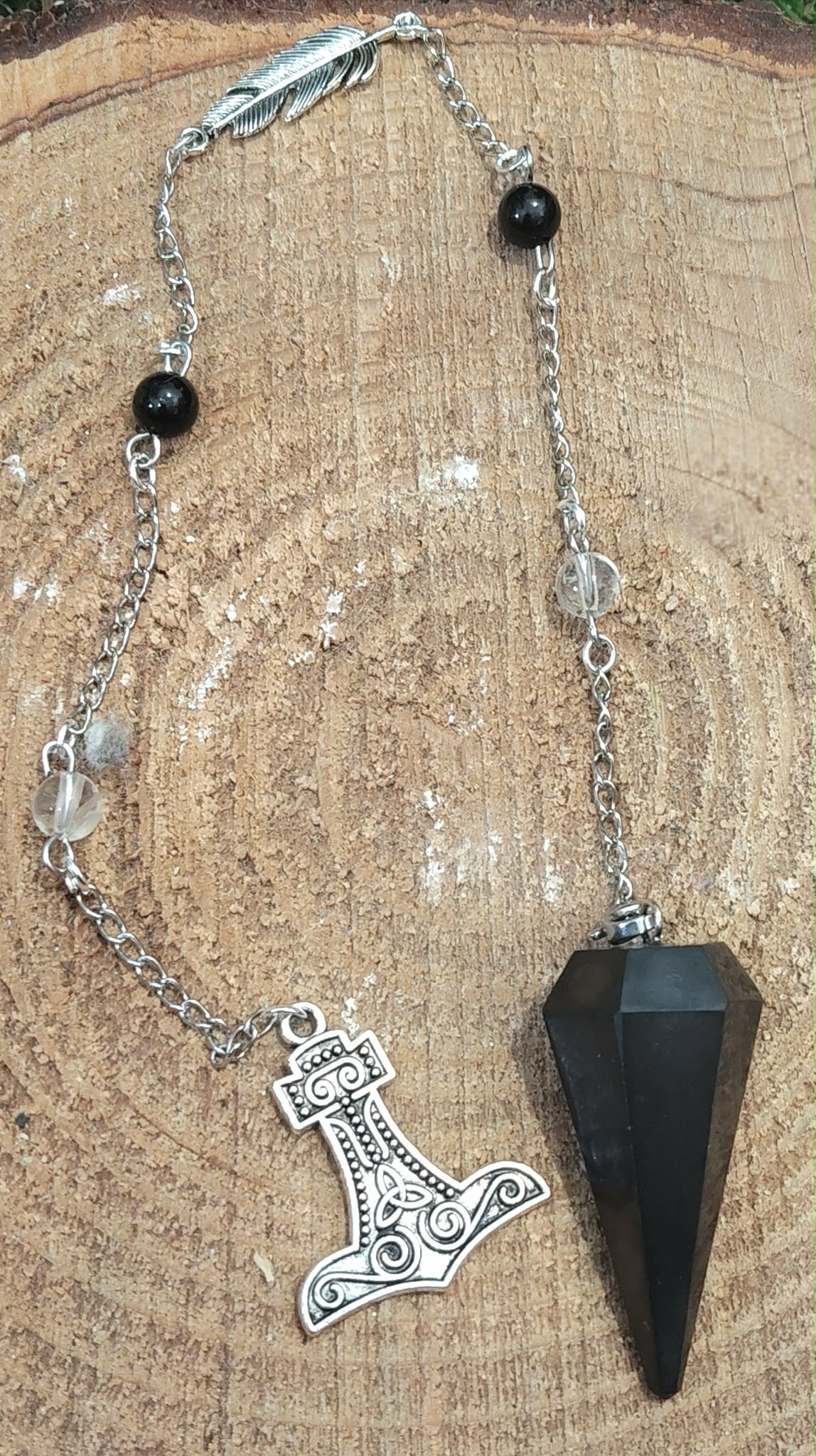Pendule shungite noire personnalisable, chaîne fine argentée, perles noires et pendentif décoratif, ambiance witchy, protection, recentrage, clarté mentale, sérénité • Magic Gaïa