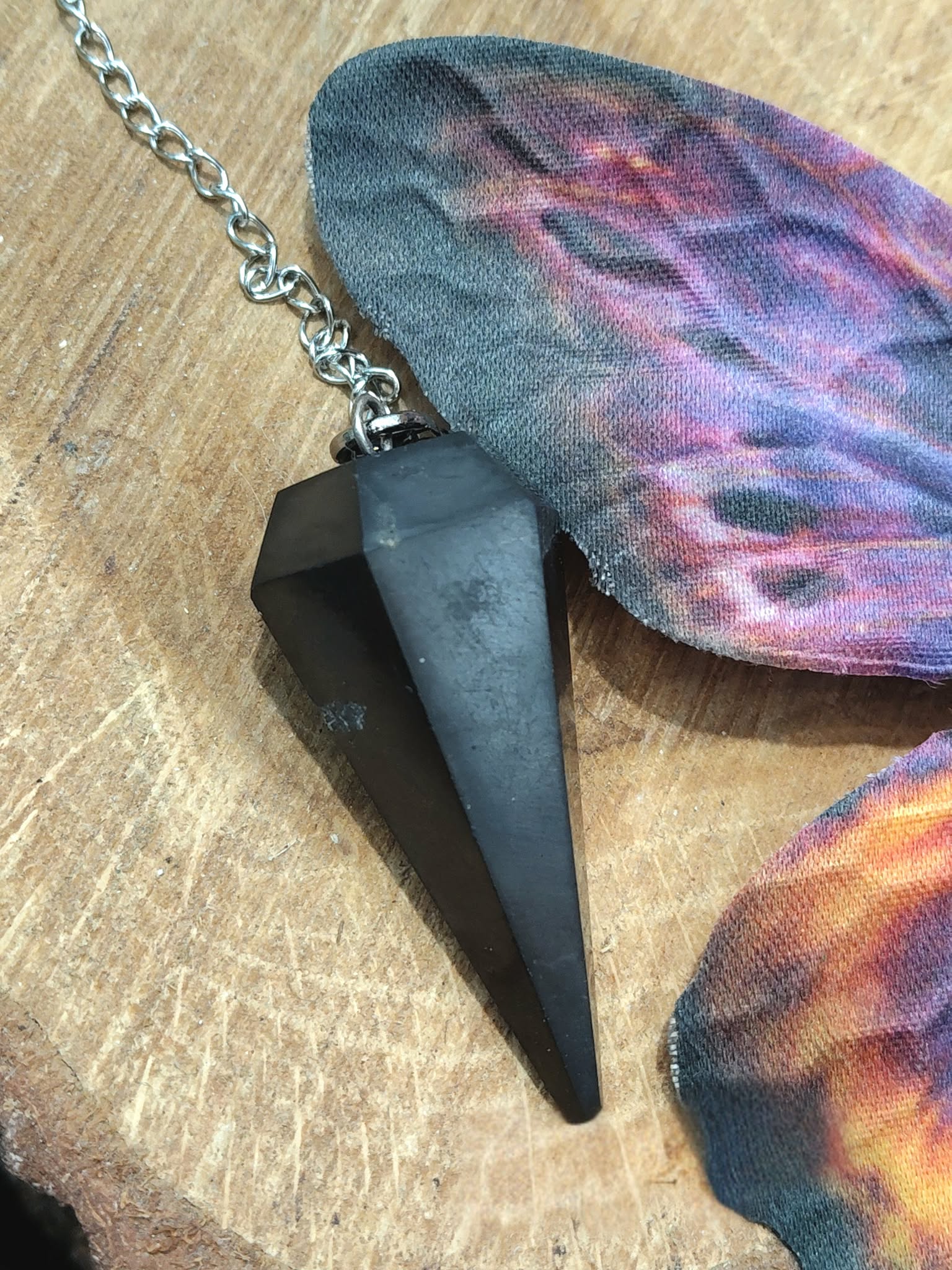 Pendule shungite noire personnalisable, photo décor complet avec pierres et rondin de bois, radiesthésie/divination, protection, ancrage, sérénité