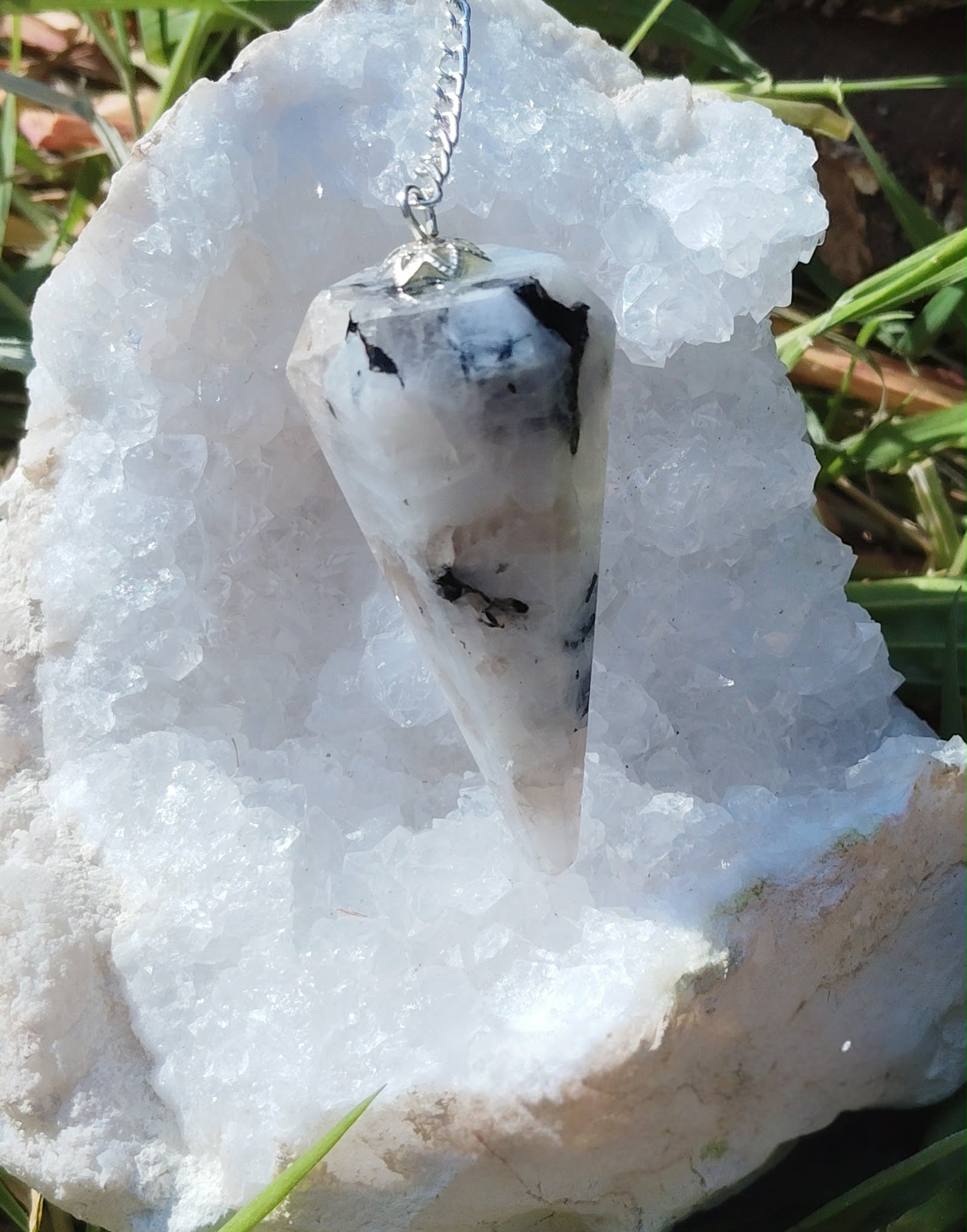 Pendule péristérite (pierre de lune) facettée personnalisable sur demande, sur amas de quartz blanc, décor nature, radiesthésie, intuition, clarté, apaisement