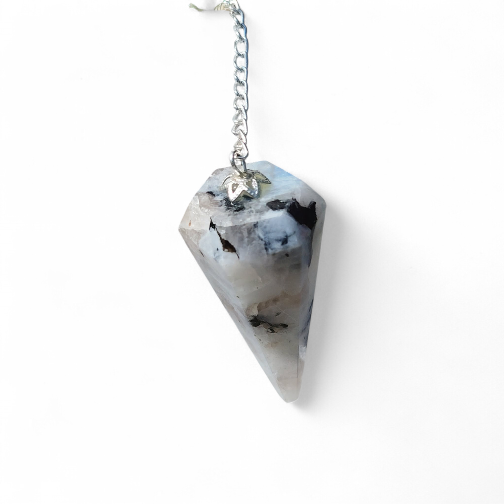 Pendule en péristérite (pierre de lune) facettée personnalisable sur demande, chaîne argentée, photo sur fond blanc, radiesthésie/divination, intuition, apaisement, clarté, équilibre émotionnel, protection douce