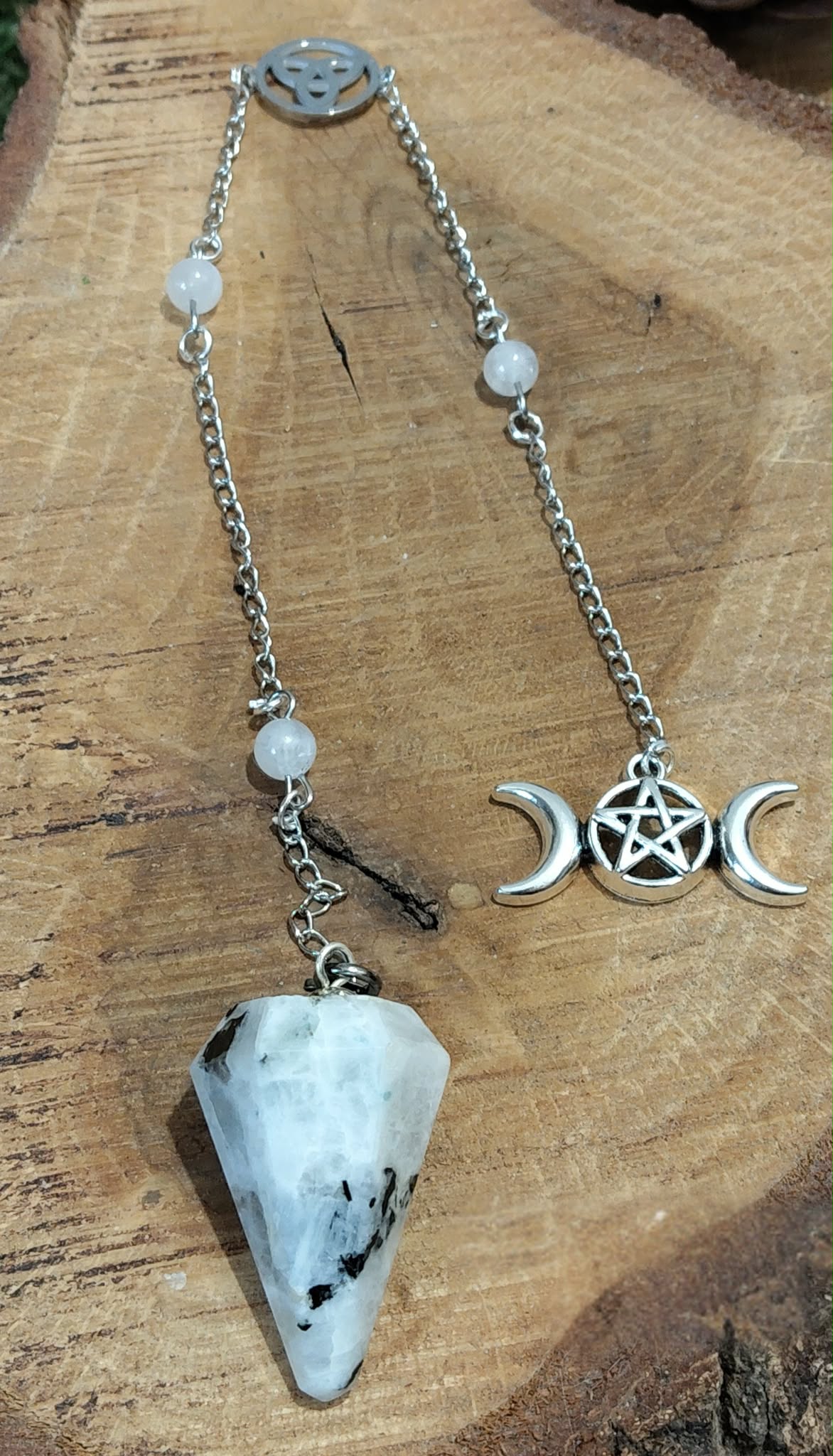 Pendule péristérite (pierre de lune) facetté, personnalisable sur demande, chaîne argentée, perles blanches, triple lune, sur bois, intuition, apaisement