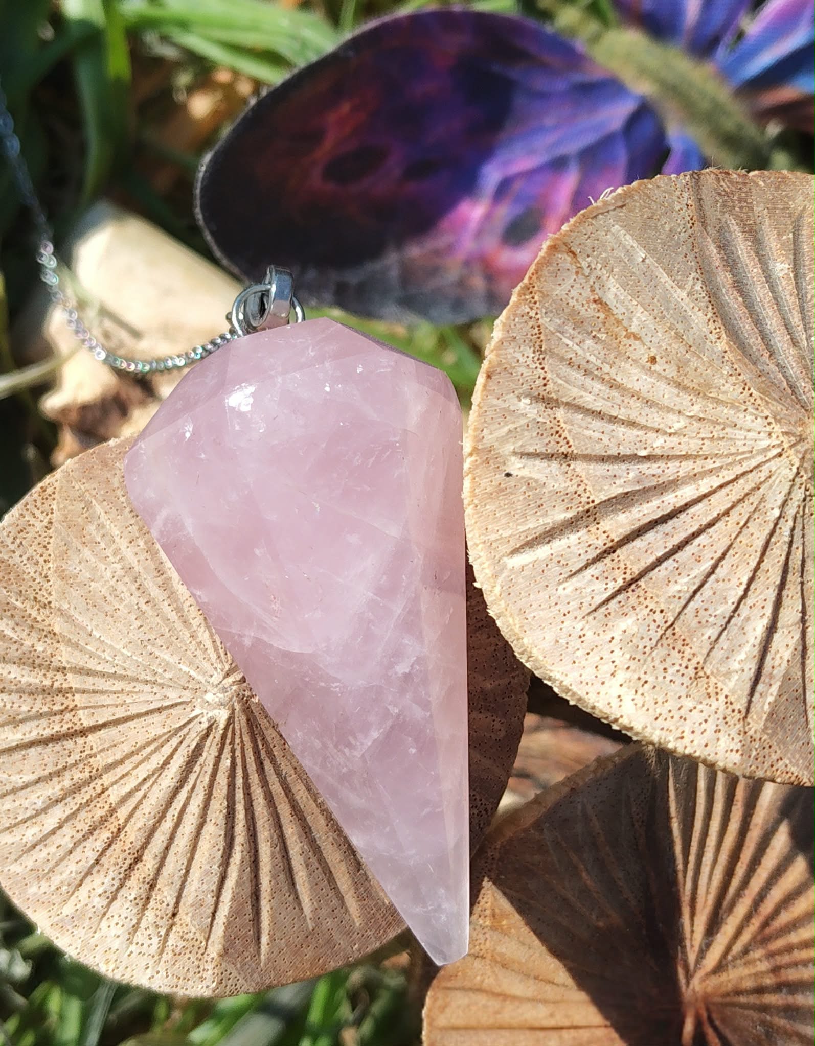 Pendule quartz rose personnalisable sur demande, décor champignons sur rondin de bois, ambiance nature, radiesthésie, douceur, apaisement