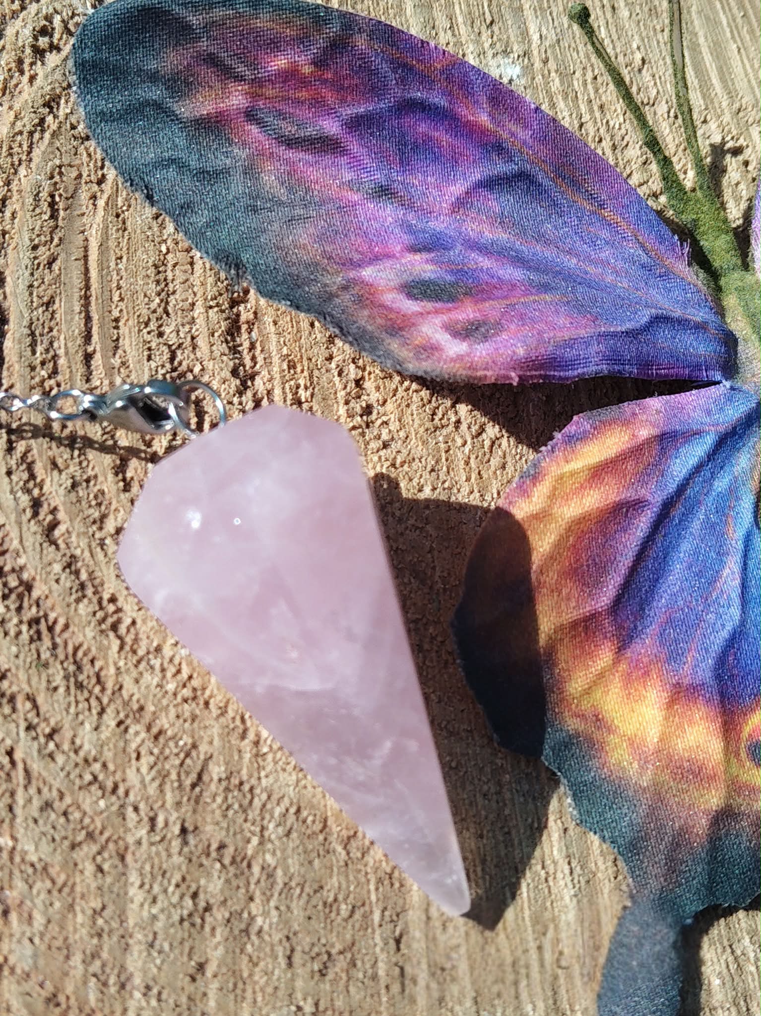 Pendule quartz rose personnalisable sur demande, rondin de bois   papillon violet, radiesthésie, douceur, apaisement