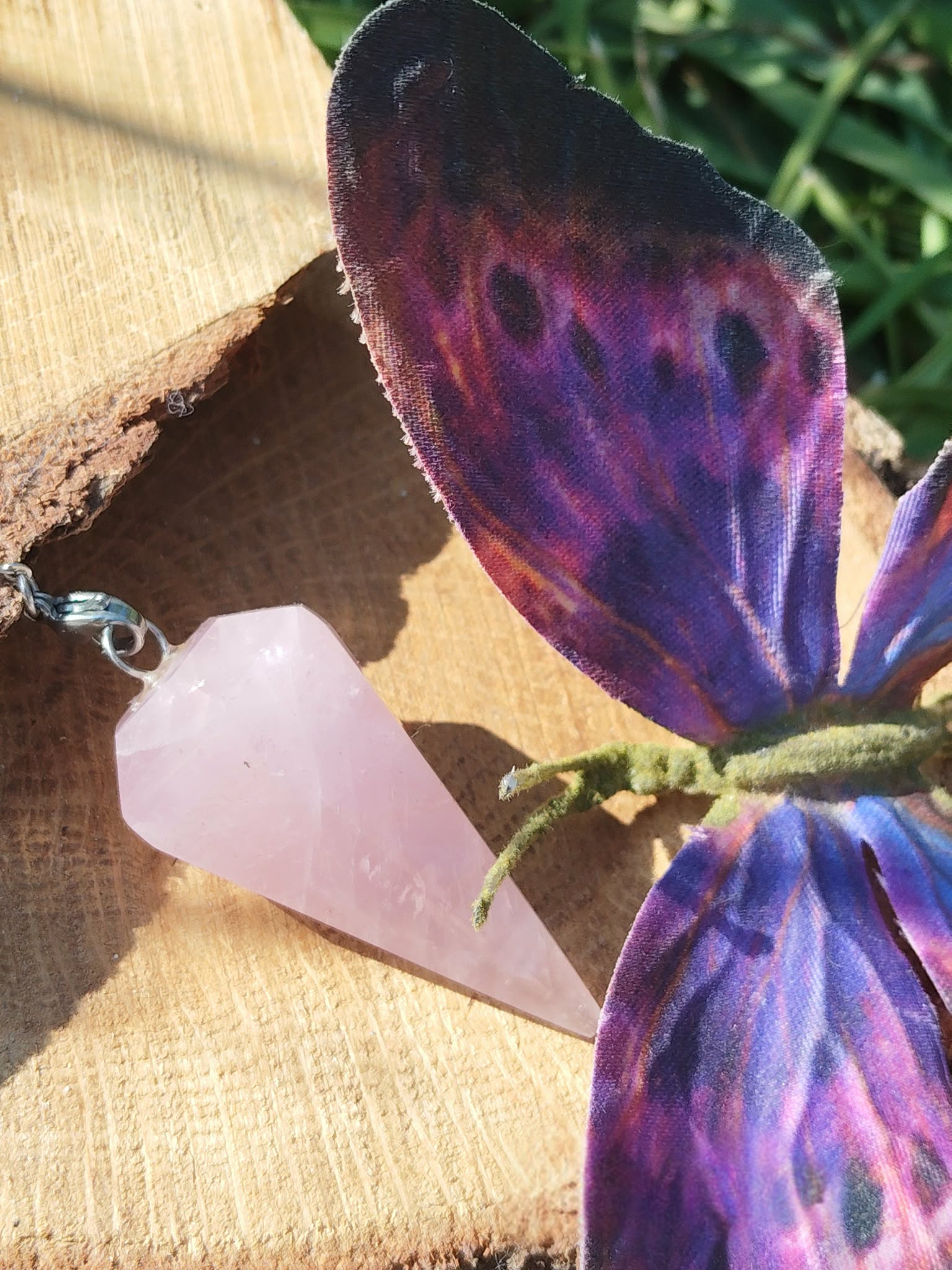 Pendule quartz rose facetté personnalisable sur demande, chaîne argentée, rondin de bois   papillon violet, radiesthésie, douceur, apaisement, amour de soi