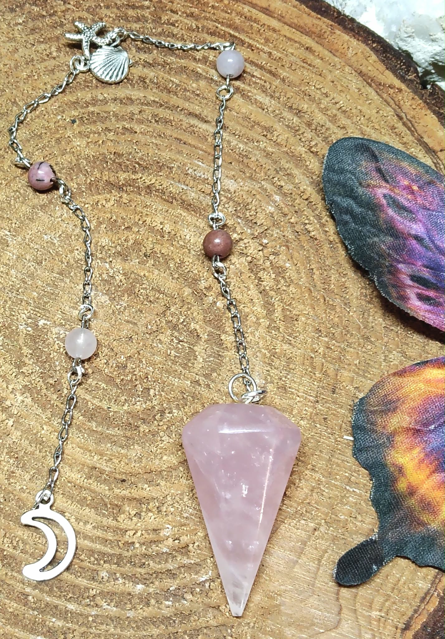 Pendule quartz rose personnalisable sur demande, chaîne argentée avec perles et breloque lune, rondin de bois, radiesthésie, douceur, apaisement
