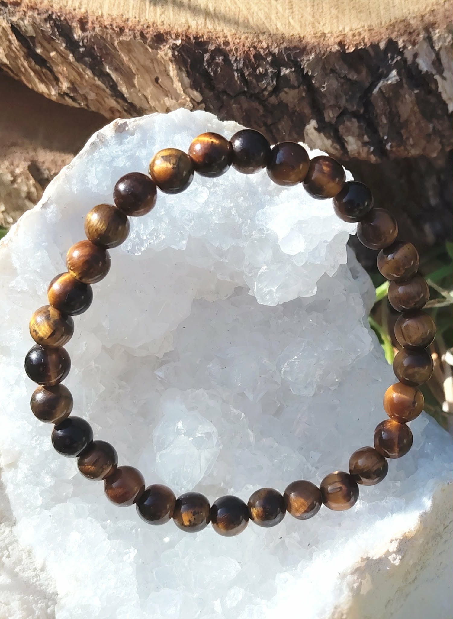 Bracelet Œil de Tigre 6 mm sur élastique, perles brun doré posées sur amas de quartz blanc, décor naturel, recentrage et force tranquille.