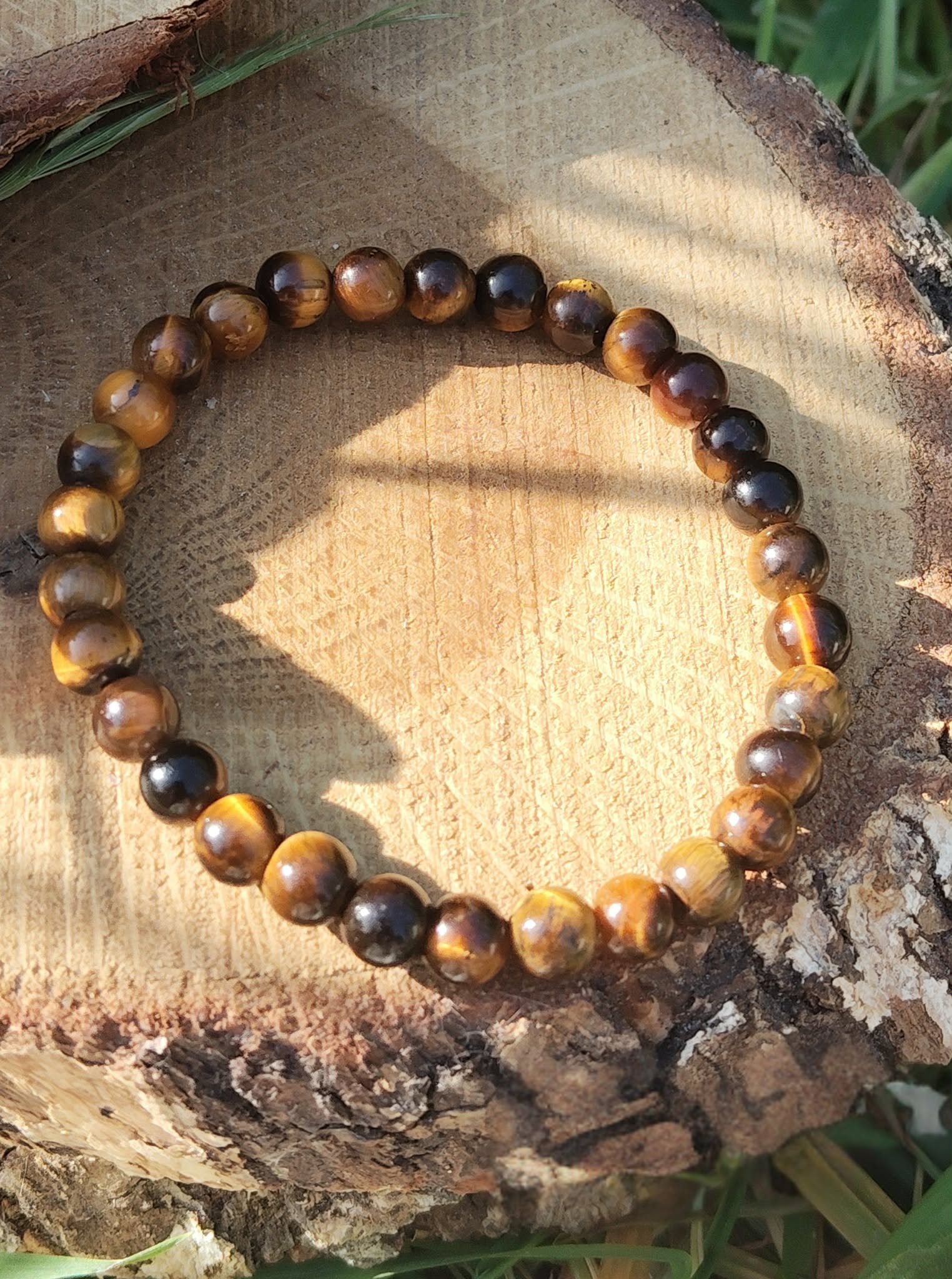 Bracelet Œil de Tigre 6 mm sur élastique, perles brun doré, décor écorce et verdure, lucidité et maîtrise de soi.