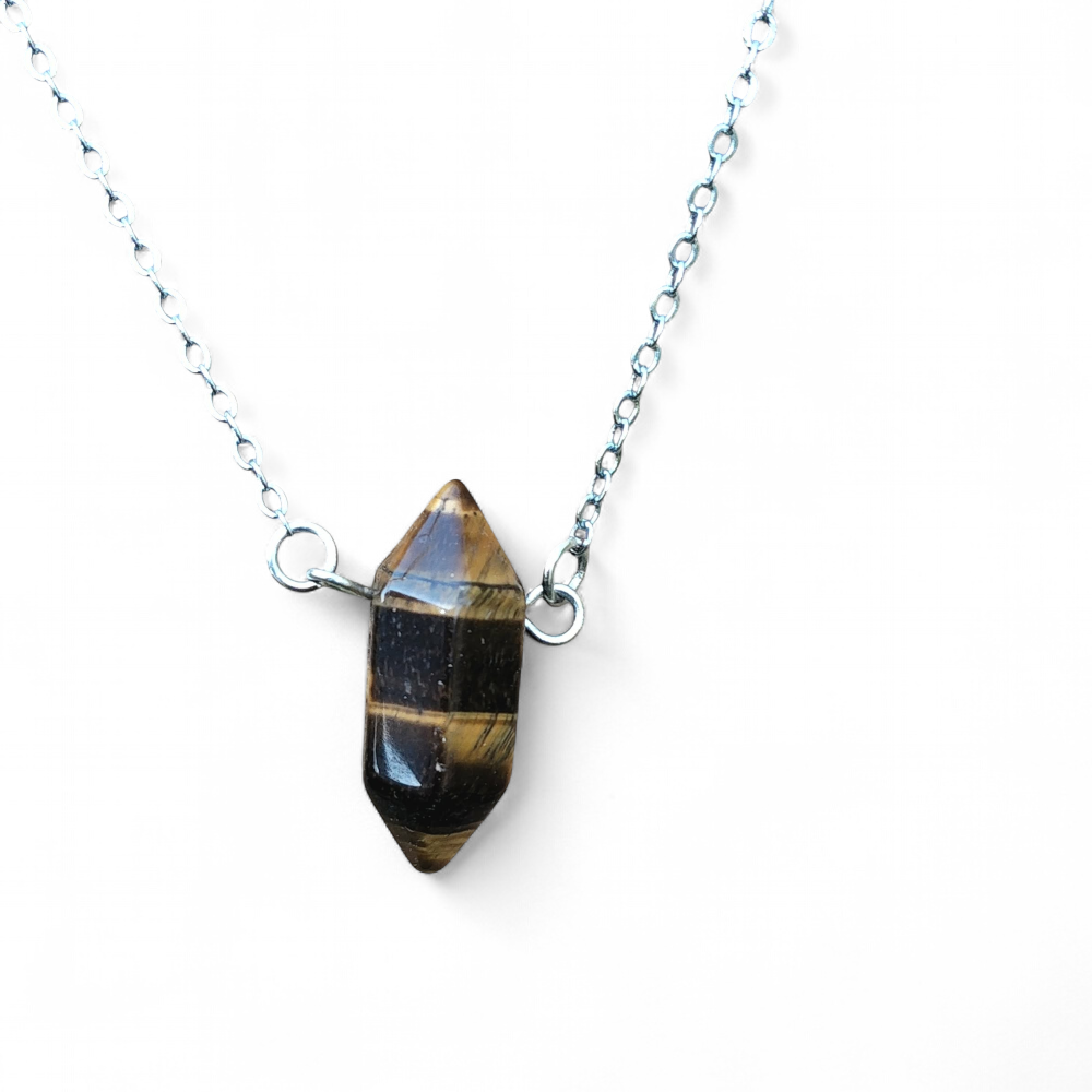 Pendentif pointe œil de tigre sur chaîne en acier inoxydable, photo sur fond blanc, pierre naturelle reliée au courage, au recentrage et à la confiance tranquille.