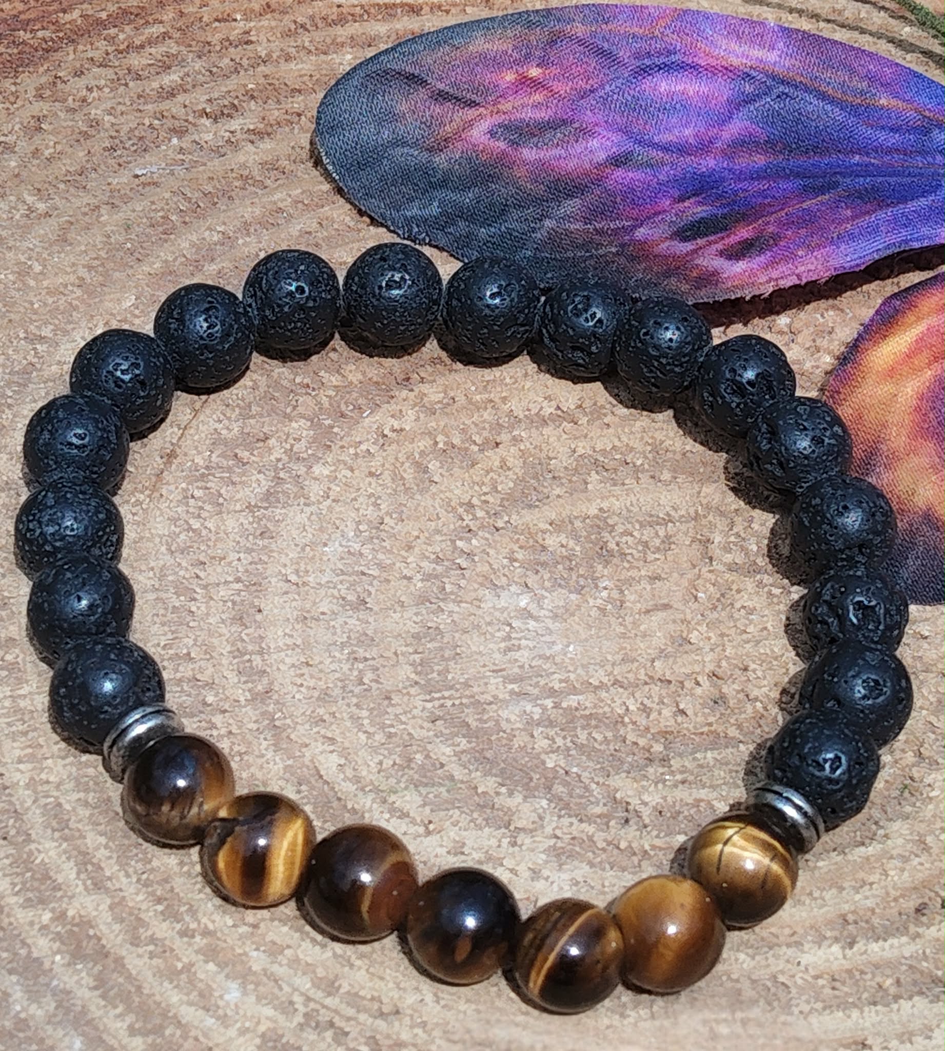 Bracelet œil de tigre et pierre de lave 8 mm sur élastique, fond bois avec papillon coloré, discernement, énergie stable