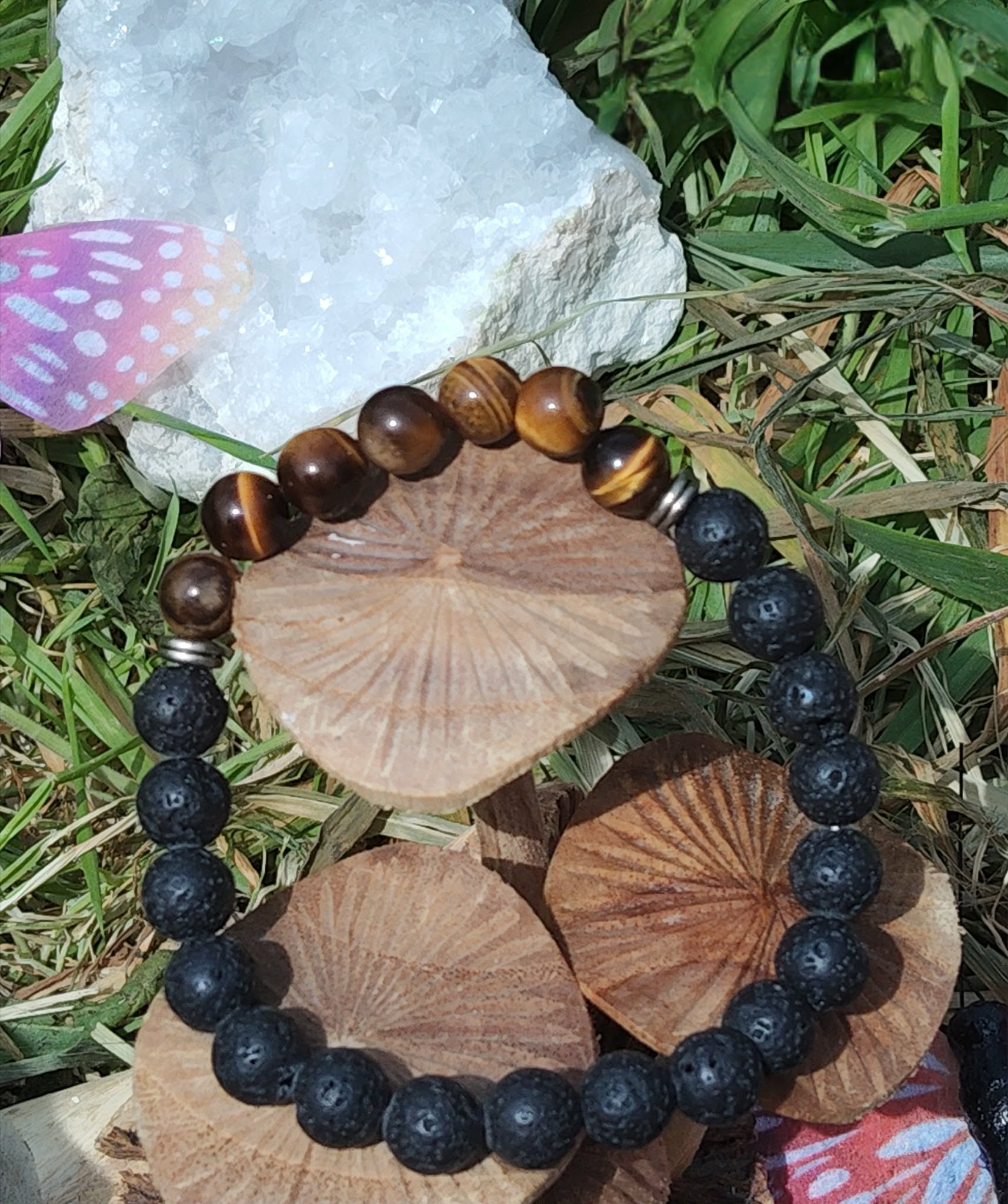Bracelet œil de tigre et pierre de lave 8 mm sur élastique, décor champignons, herbes et coquillage, courage, recentrage
