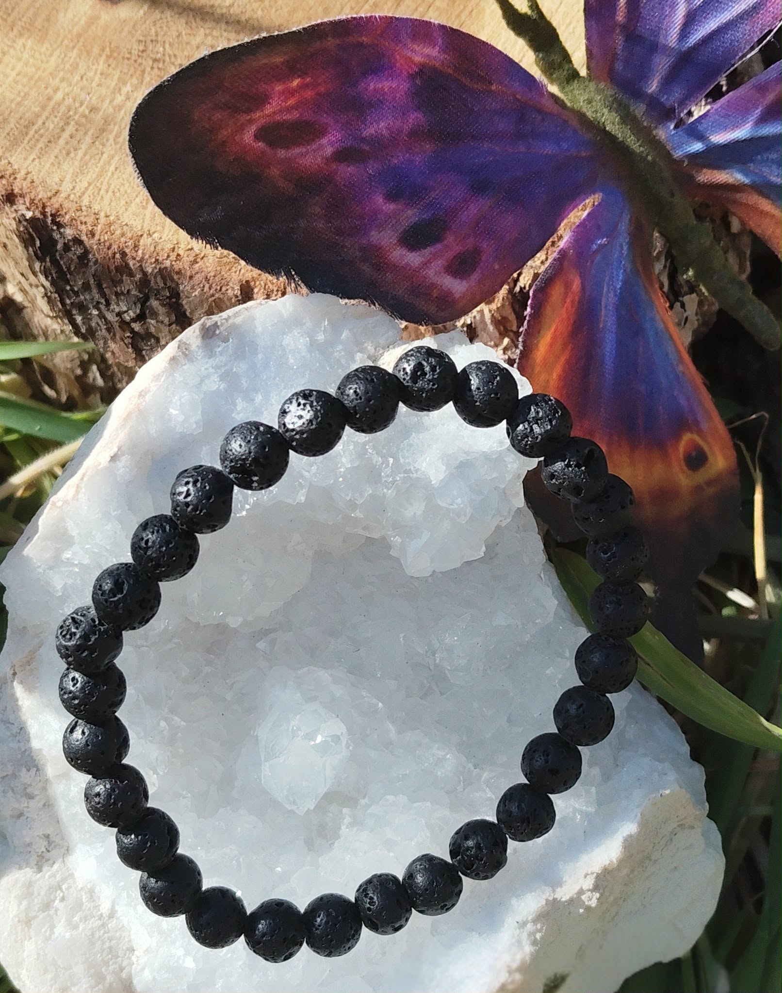 Bracelet Pierre de Lave 6 mm avec coquillage et plume, roche volcanique noire, endurance, équilibre émotionnel et recentrage.