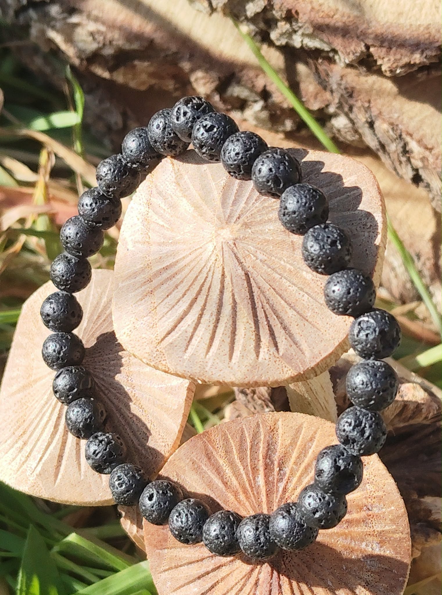 Bracelet Pierre de Lave 6 mm en décor naturel avec champignons, perles mates volcaniques, sérénité et ancrage profond.