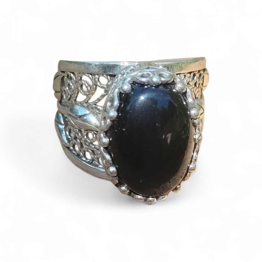 Bague en argent 925 filigrané, anneau large ajouré, sertissage orné d’un cabochon ovale en onyx noir, photo produit sur fond blanc