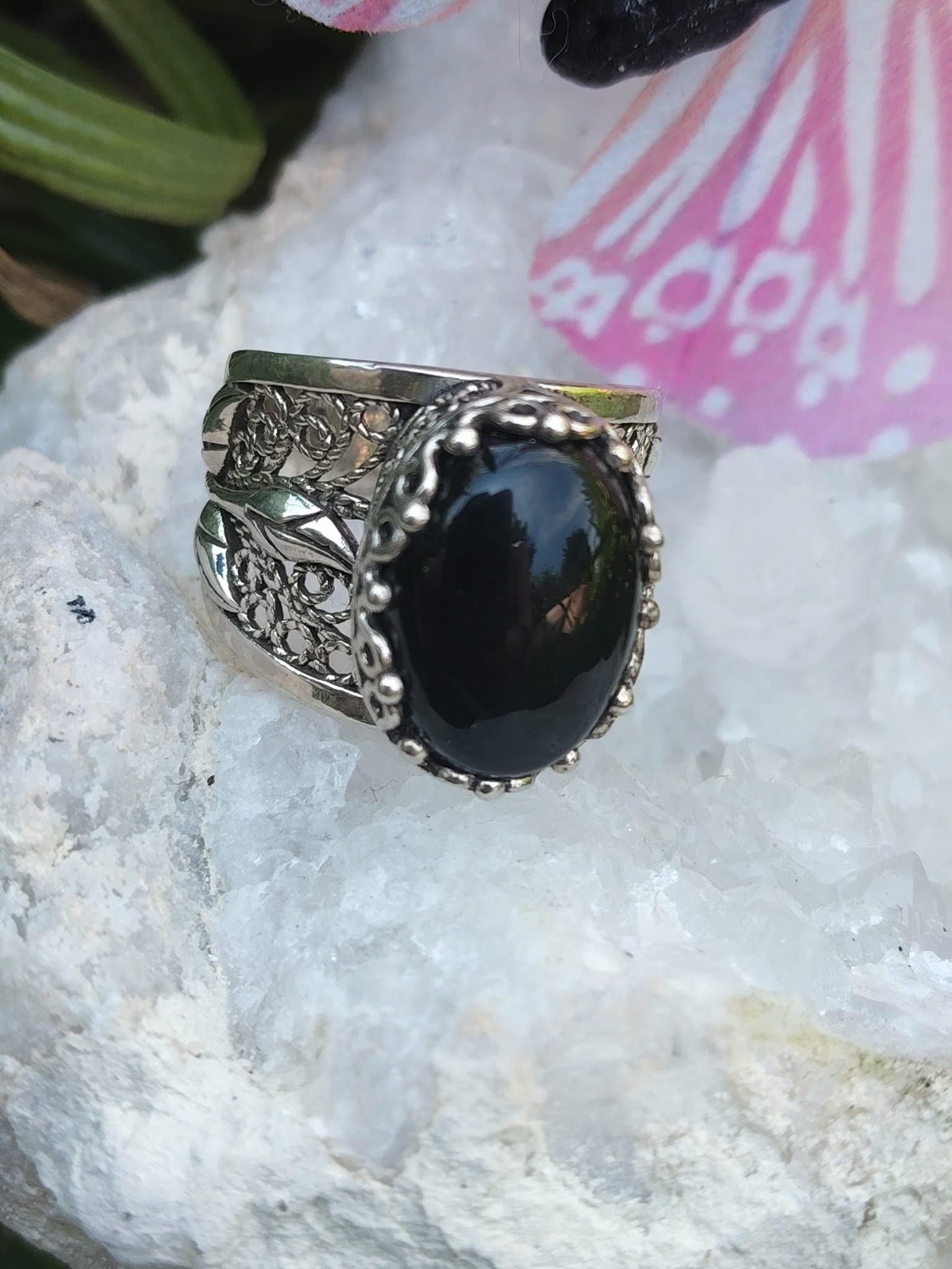 Bague argent 925 filigrane onyx noir cabochon ovale, posée sur un amas de quartz avec papillon; ancrage, protection, calme intérieur, maîtrise de soi.