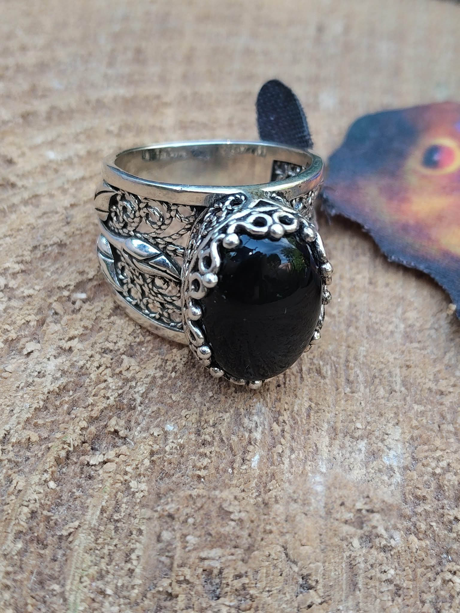 Bague style vintage argent 925 filigrane cabochon onyx noir mise en scène nature feuille et herbe intentions associées recentrage concentration clarté mentale
