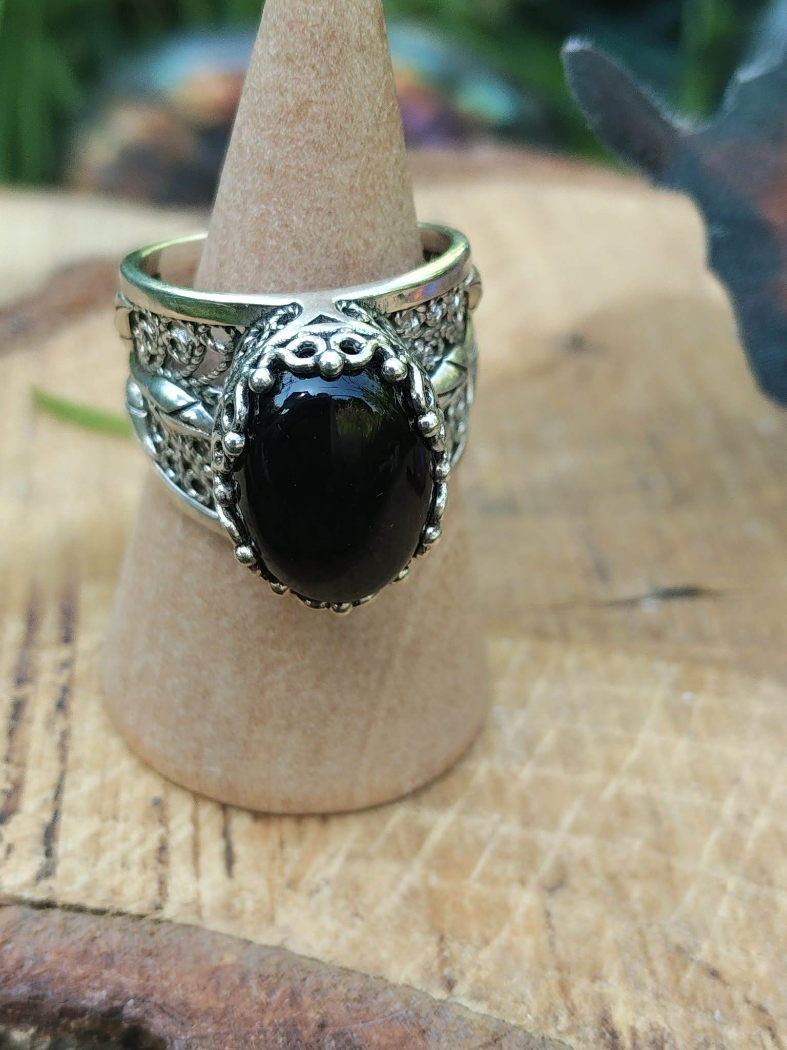 Bague argent 925 filigrane onyx noir sur présentoir bois décor tranche de bois intentions protection ancrage