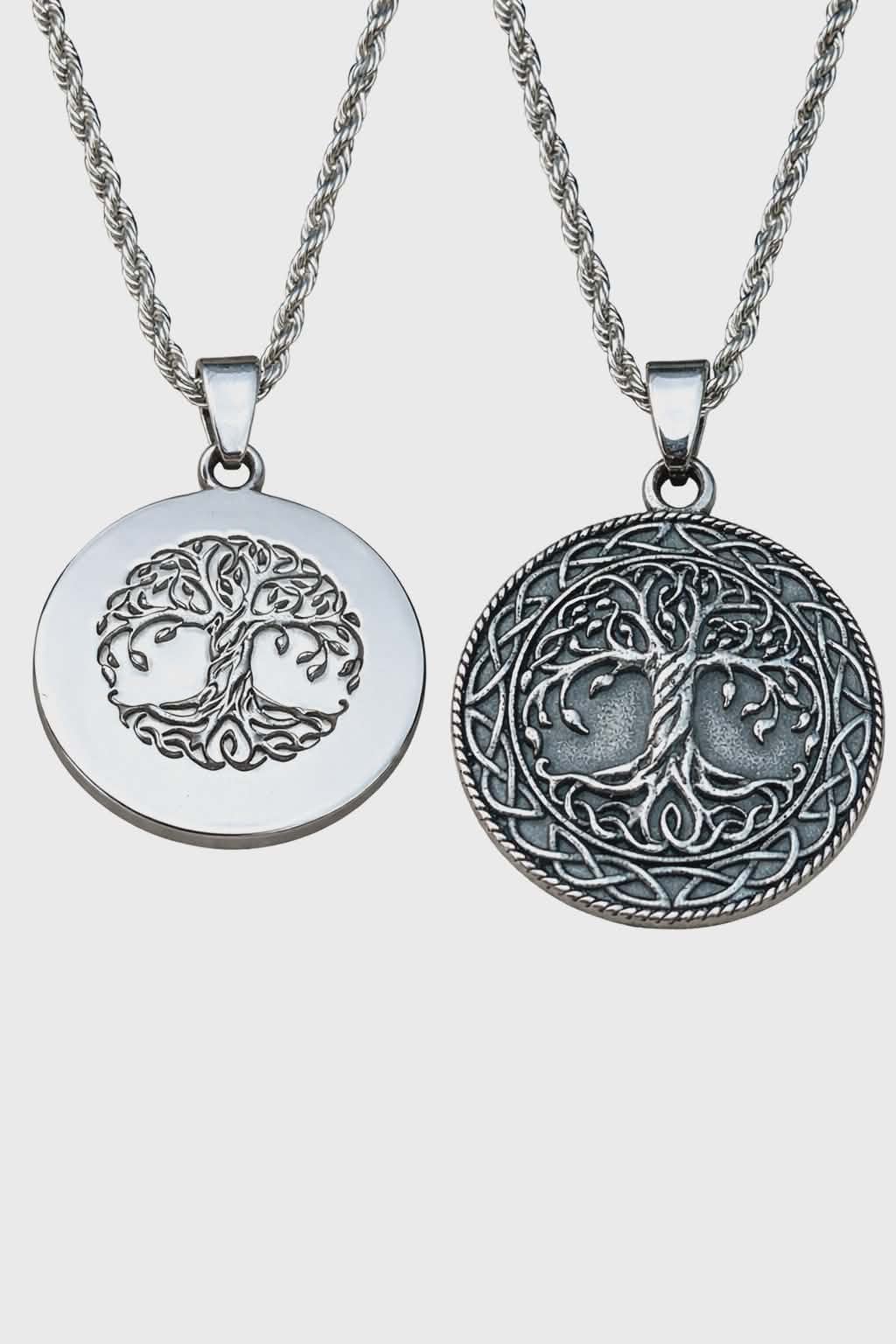 Médaillon Yggdrasil arbre de vie en métal argenté sur champignons avec fond vert flou, équilibre intérieur, confiance calme et ancrage personnel