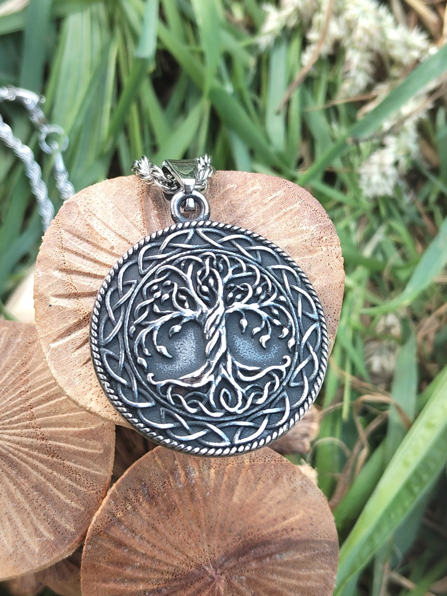 Pendentif Yggdrasil arbre de vie gravé sur médaillon métal argenté avec décor champignons beige et herbe verte, clarté intérieure et protection symbolique
