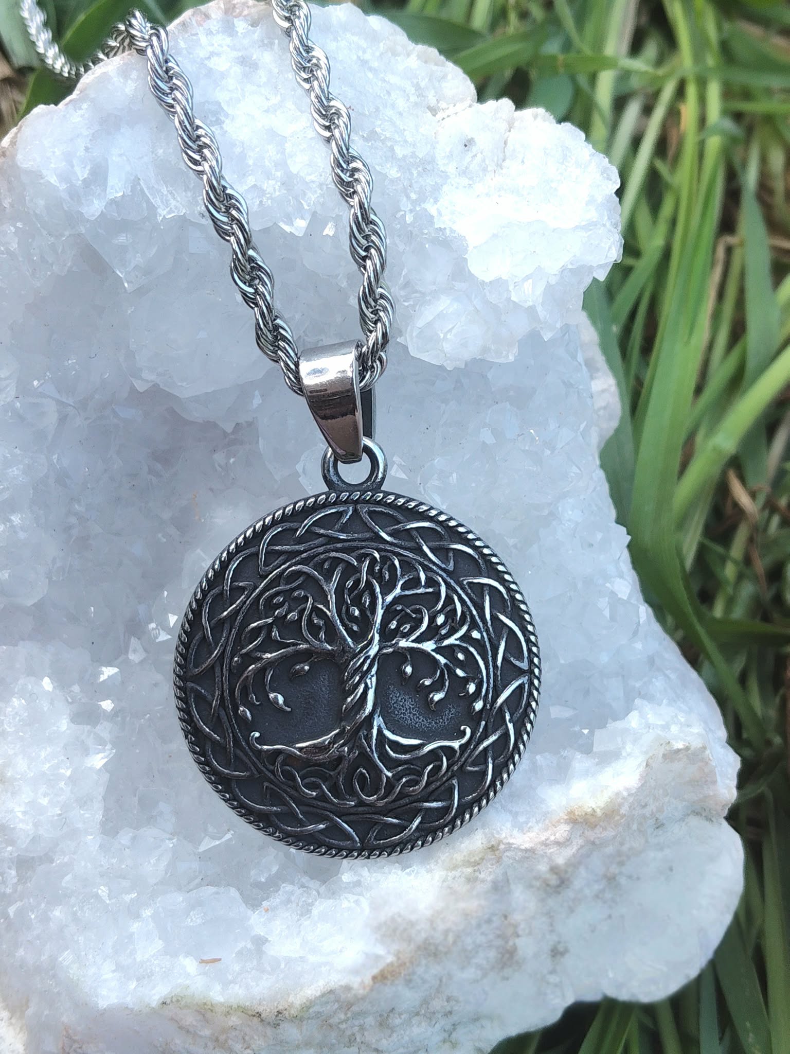 Pendentif arbre de vie aux motifs celtiques sur champignons en décor extérieur, ancrage doux, stabilité et recentrage du ressenti