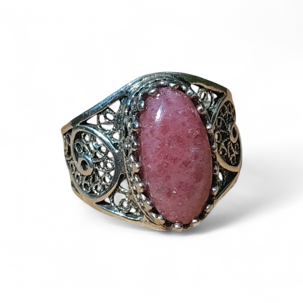 Bague en argent 925 filigrane avec rhodonite ovale rose gros plan fond blanc minimaliste intentions associées sérénité cœur harmonie