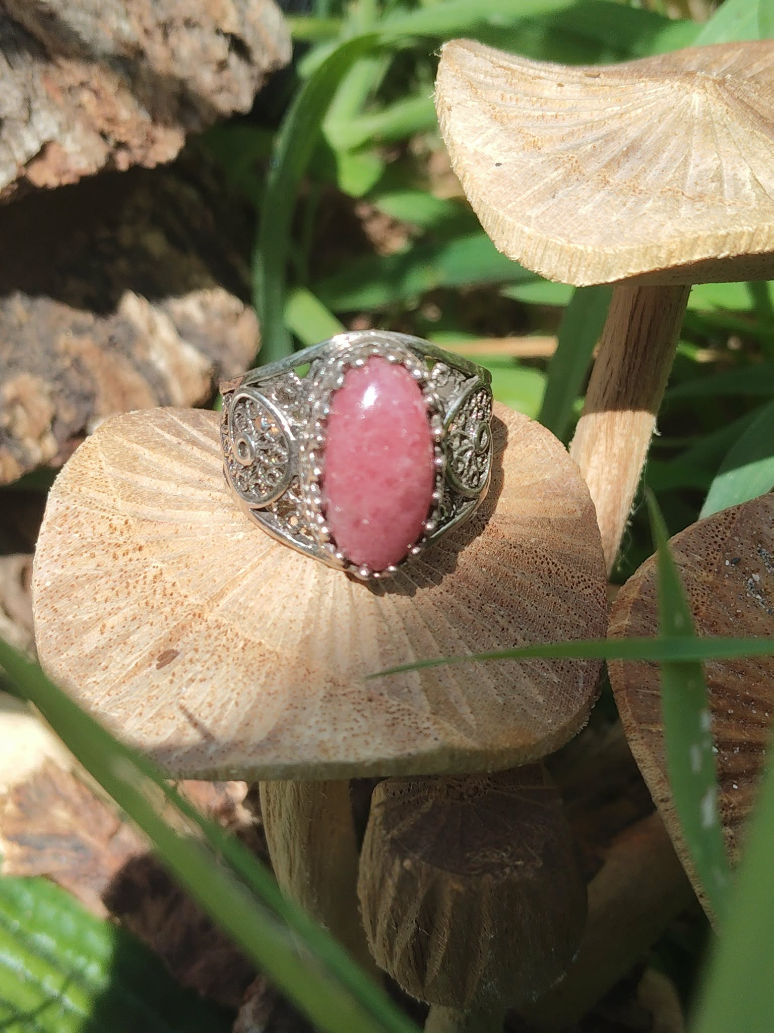 Bague rhodonite ovale rose argent 925 style filigrane en décor complet nature champignon et feuillage intentions harmonie du cœur