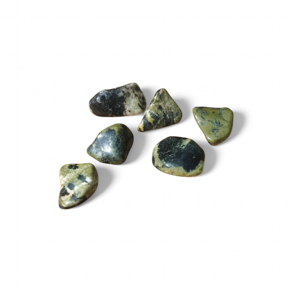 pierres-roulees-de-serpentine-vert-olive-posees-sur-un fond blanc-pierre-associee-a-l-apaisement-a-l-ancrage-et-a-l-equilibre-emotionnel