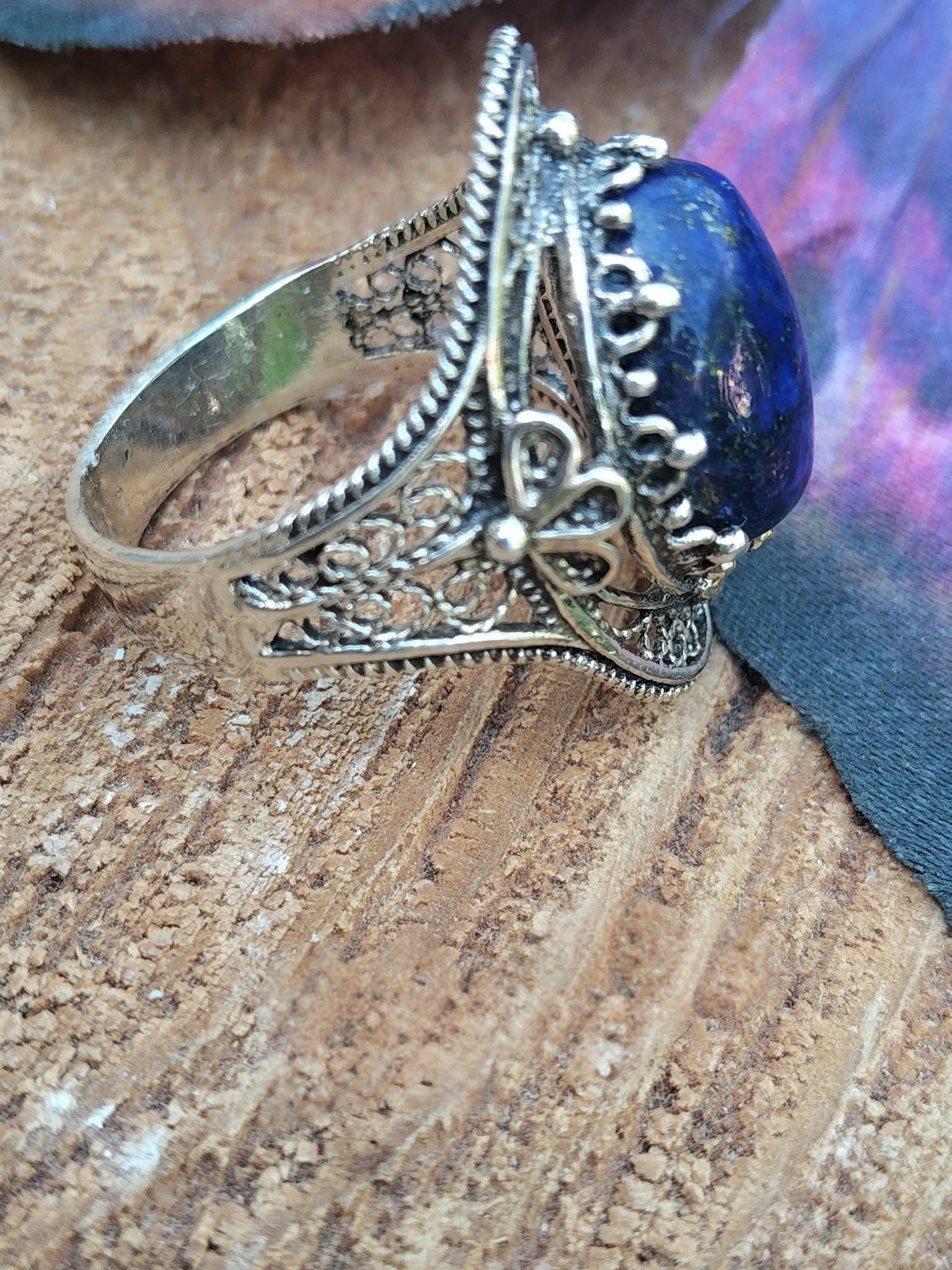 Profil bague filigrane argent 925, cabochon lapis lazuli bleu, décor bois et fond bleu-violet, pour communication et calme.