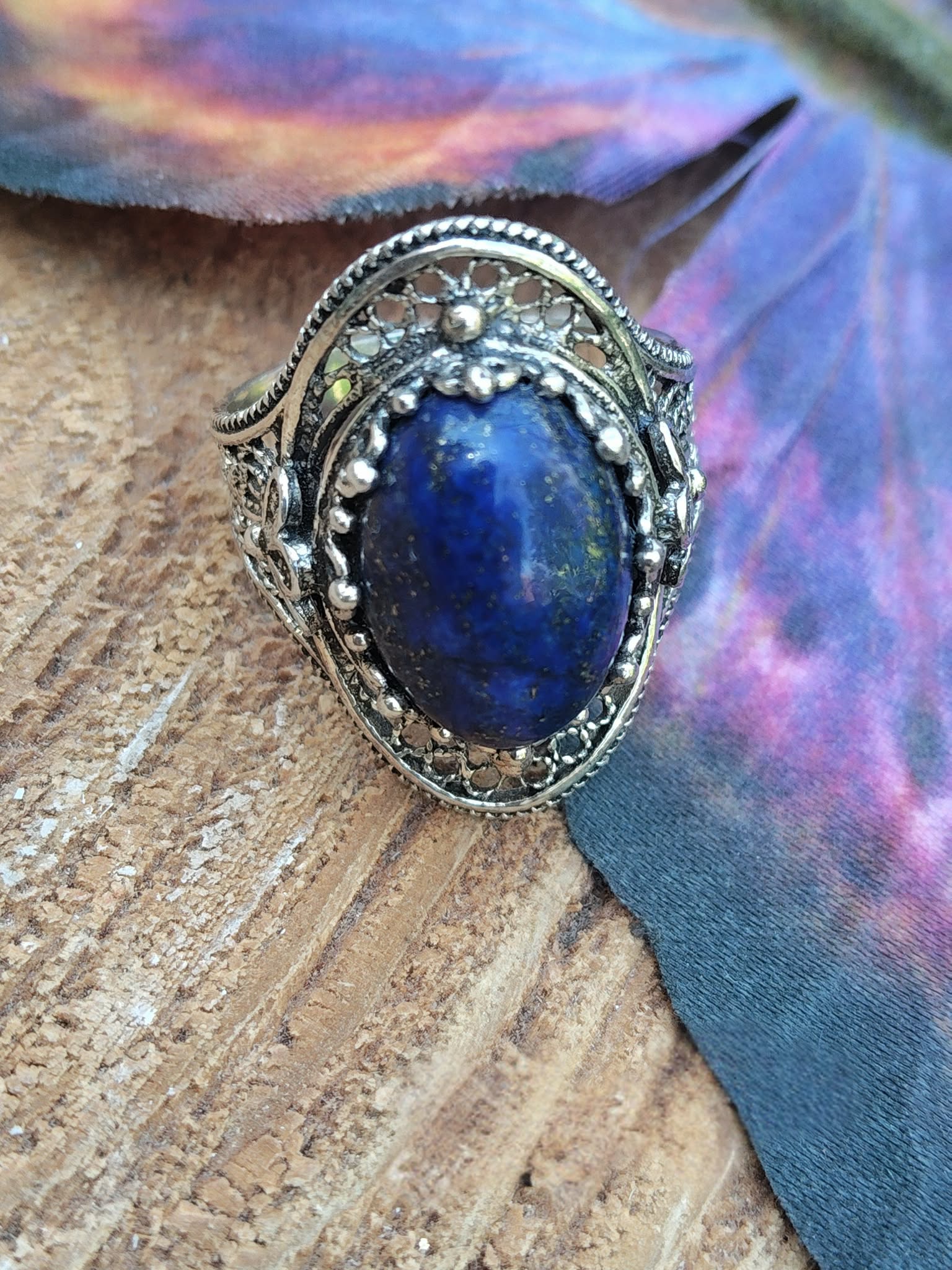 Bague argent 925 filigrane, cabochon lapis lazuli bleu, sur support en bois, ambiance apaisante, pour clarté mentale, calme et recentrage.