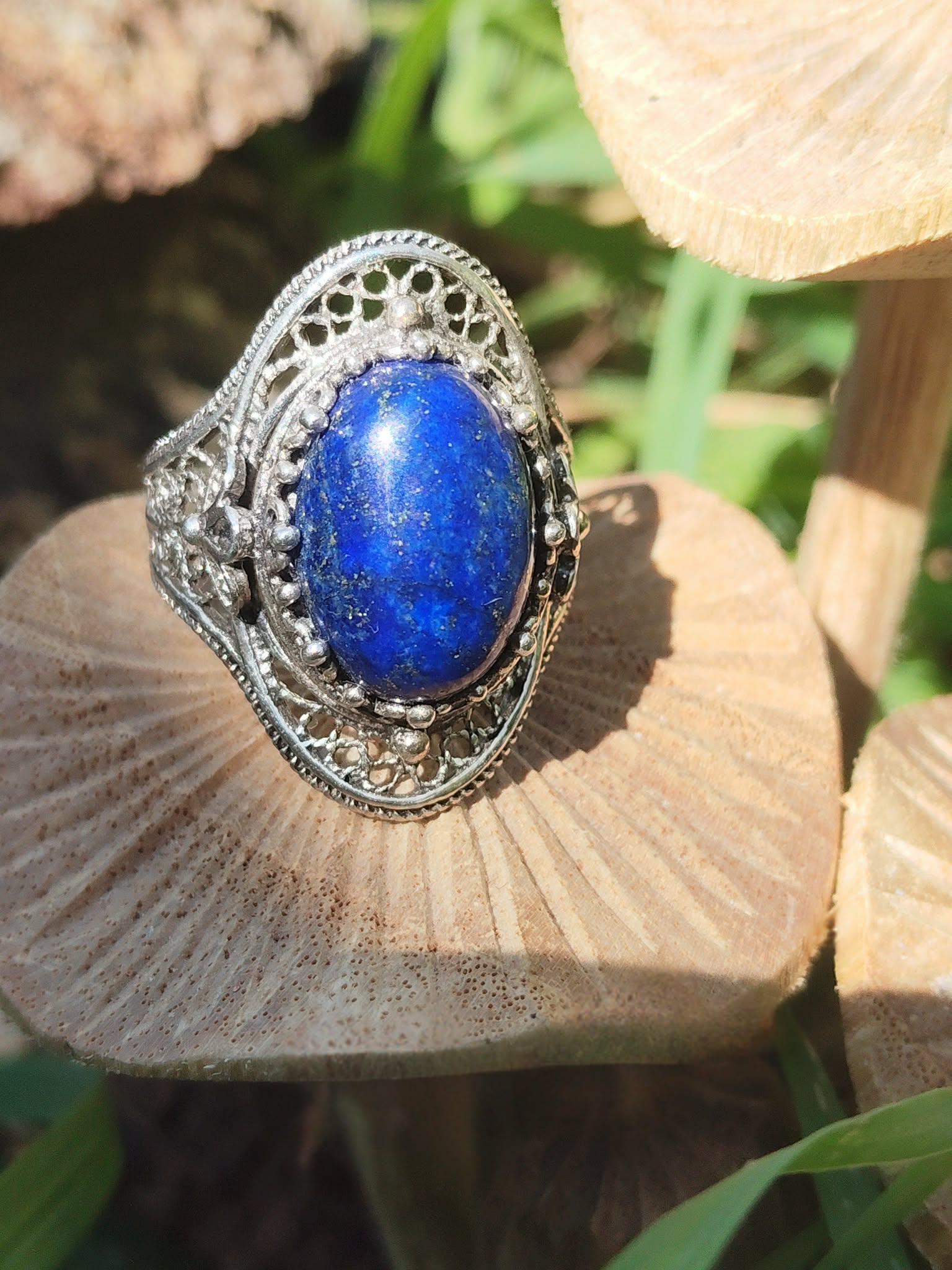 Bague en argent 925 travaillée, pierre lapis lazuli bleue ovale, posée sur champignon beige, ambiance nature, pour protection douce et assurance.