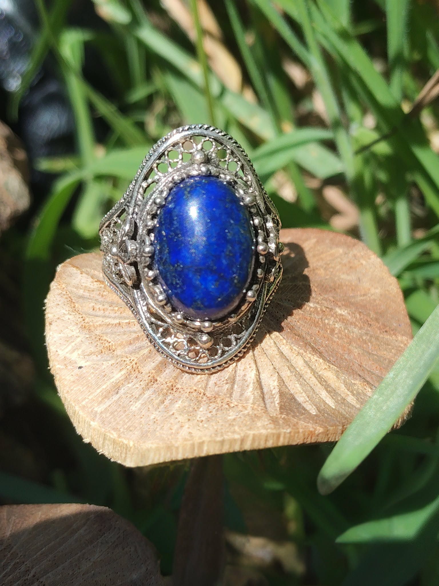 Bague argent 925 filigranée, lapis lazuli bleu, sur champignon beige, herbe, pour calme et clarté.