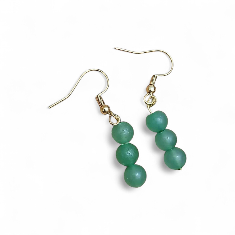 Boucles d’oreilles création Magic Gaïa en aventurine verte, trois perles sur crochets dorés, fond blanc, pour douceur et apaisement