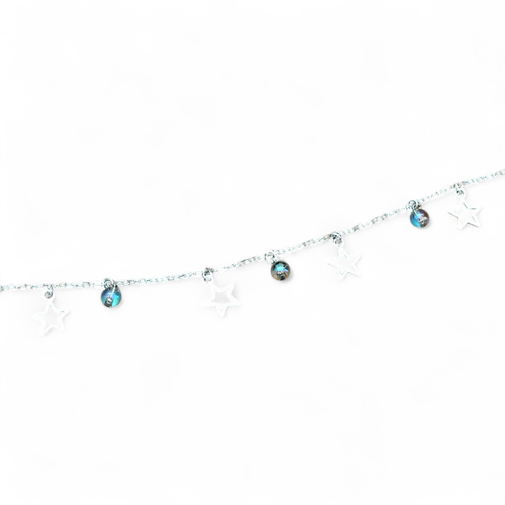 Chaîne de cheville en acier inoxydable avec perles Aqua Aura bleu irisé, photo sur fond blanc, pour une touche de fraîcheur et clarté.