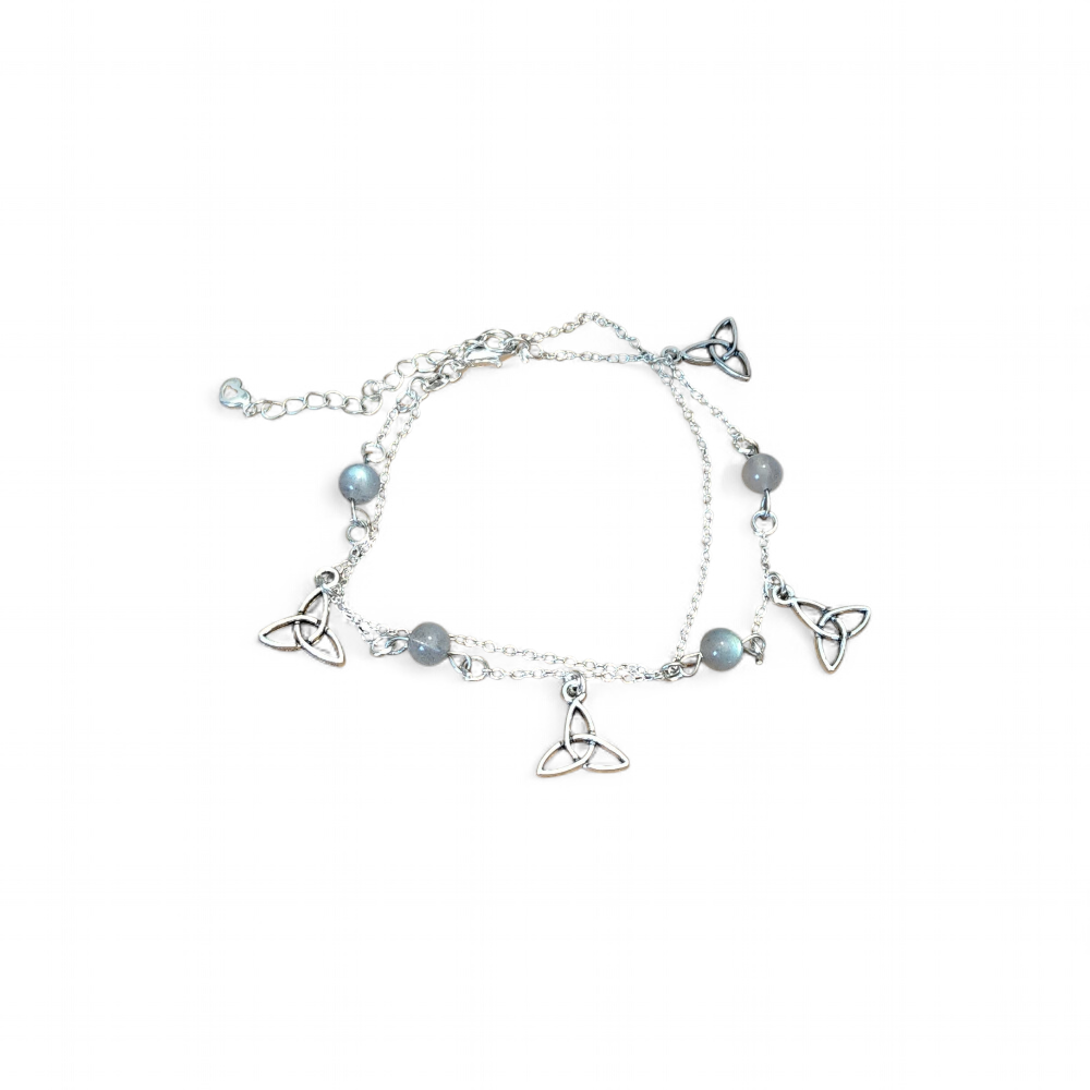Chaîne de cheville création Magic Gaïa en acier inoxydable, perles de labradorite et breloques triquetra, photographiée sur fond blanc pour une touche protectrice et confiante.
