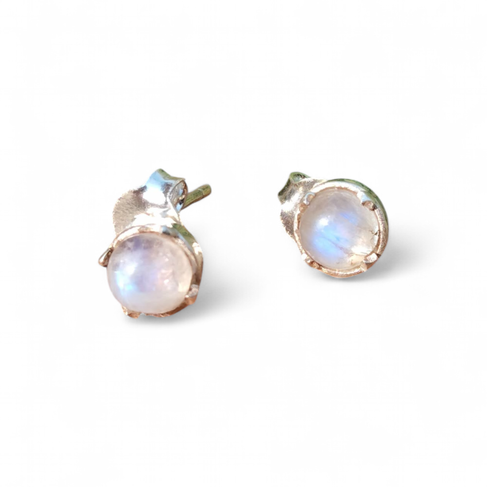 Paire de puces d’oreilles en argent 925 avec péristérite aux reflets bleutés, photographiées sur fond blanc lumineux, pour douceur, clarté intérieure et intuition