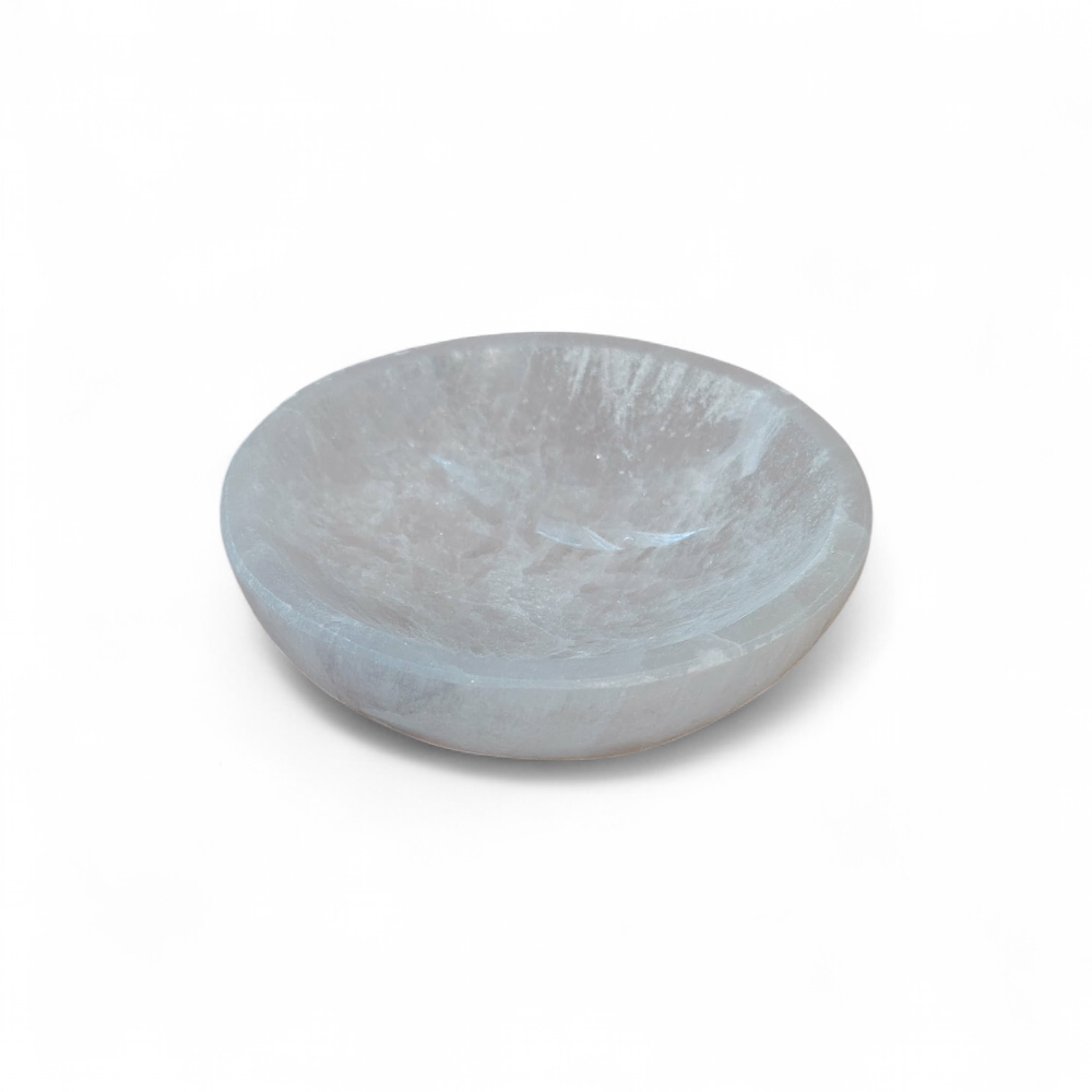 Bol en sélénite blanc de 10 cm sur fond blanc, forme ovale lisse, parfait pour purifier doucement, apaiser l’ambiance et recharger vos pierres.