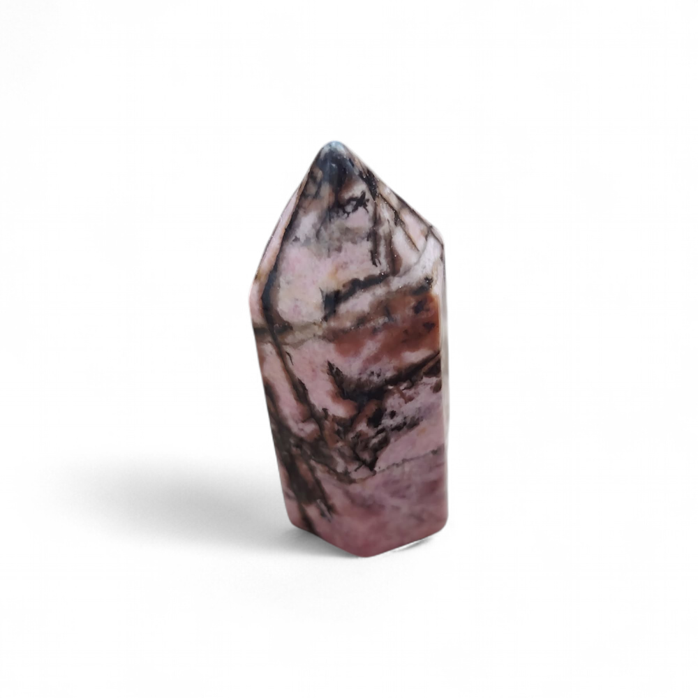 Pointe de rhodonite rose marbrée de noir sur fond blanc, photo produit nette, idéale pour apaiser le cœur, calmer le stress et soutenir l’équilibre émotionnel.