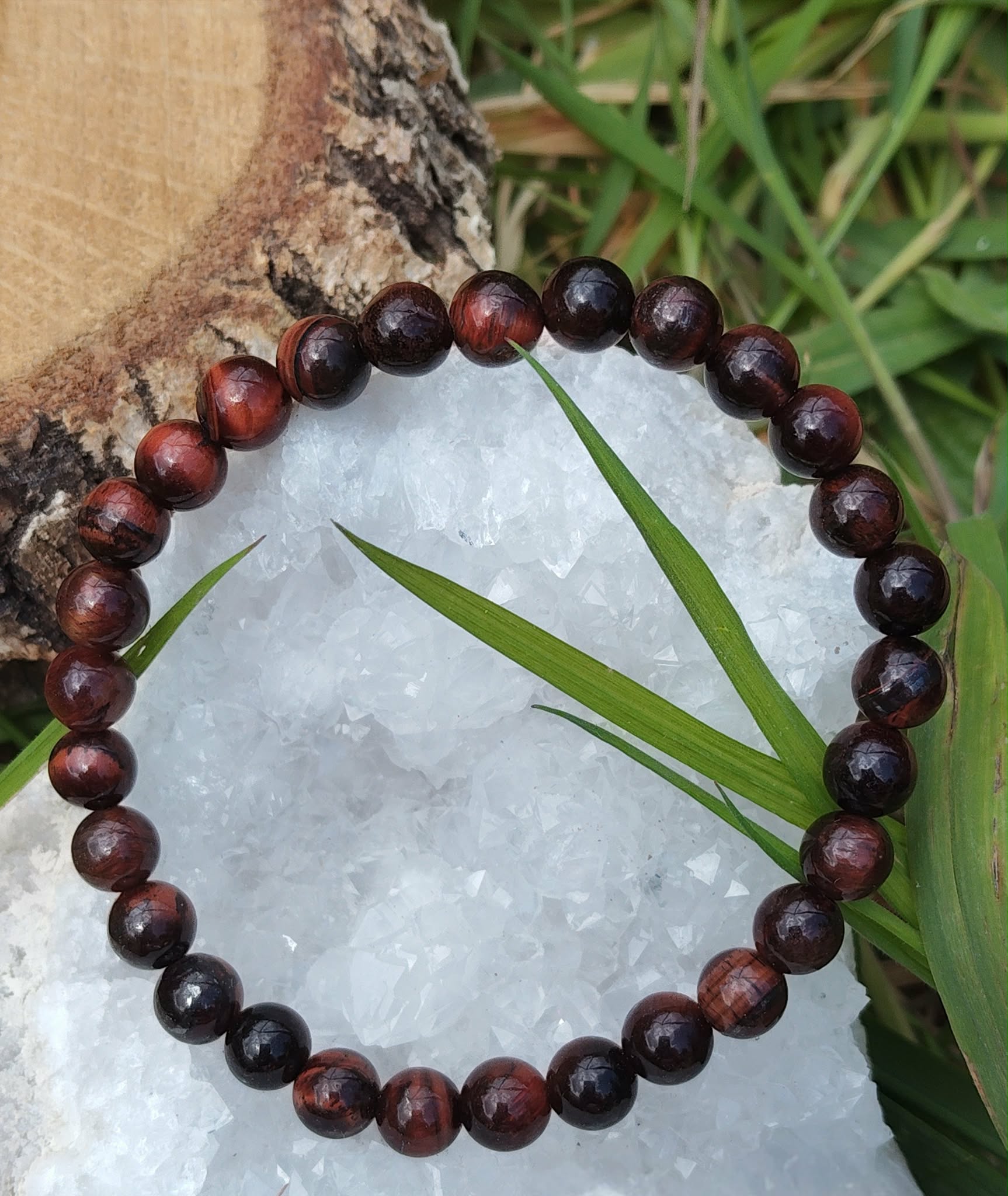 Bracelet œil de taureau 6 mm sur fond blanc, perles brun rouge et noir en cercle pour assurance calme et énergie protectrice