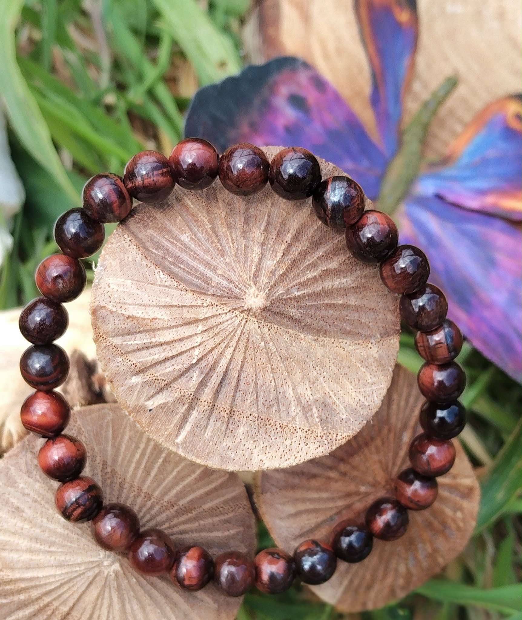 Bracelet œil de taureau 6 mm sur rondin de bois avec mousse verte et touche violette, endurance, aplomb et stabilité du ressenti