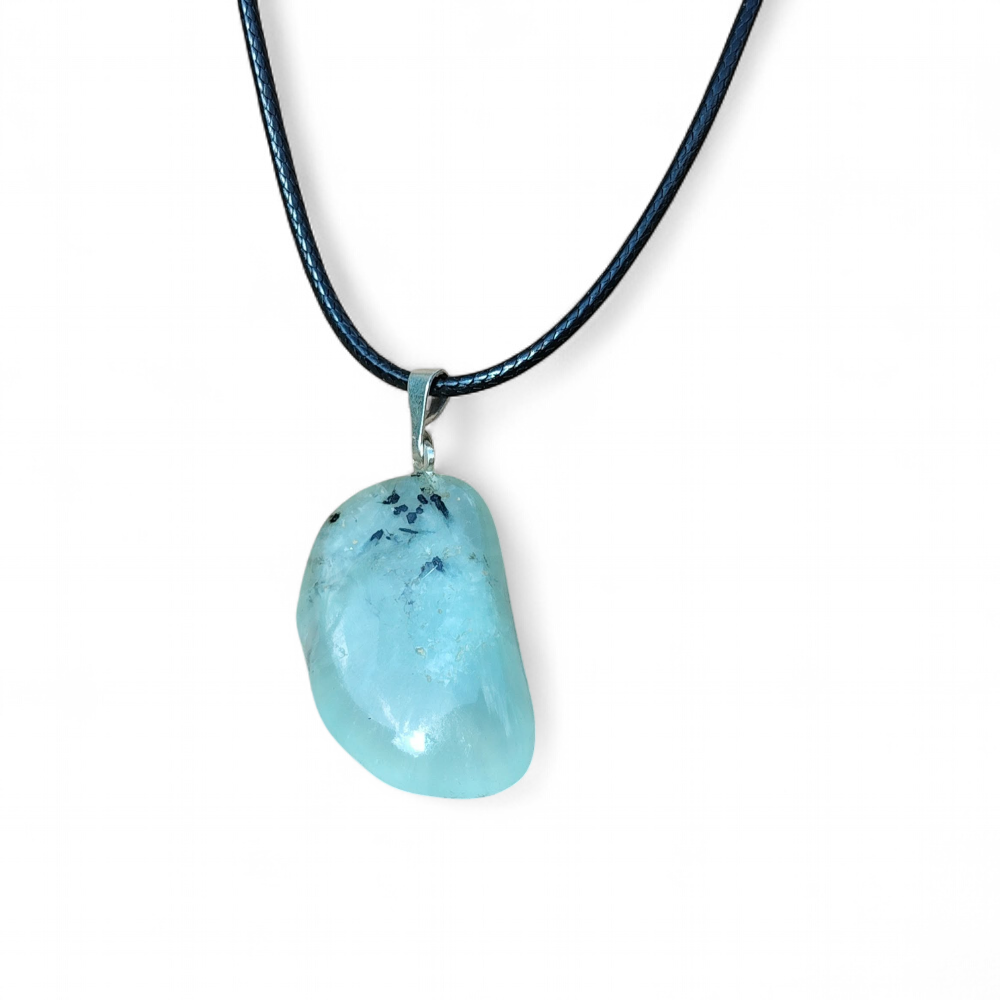 Pendentif en préhnite vert d’eau sur cordon noir, détourage sur fond blanc, pierre naturelle aux nuances tendres reliée au calme intérieur, à la simplicité et à la clarté du cœur.