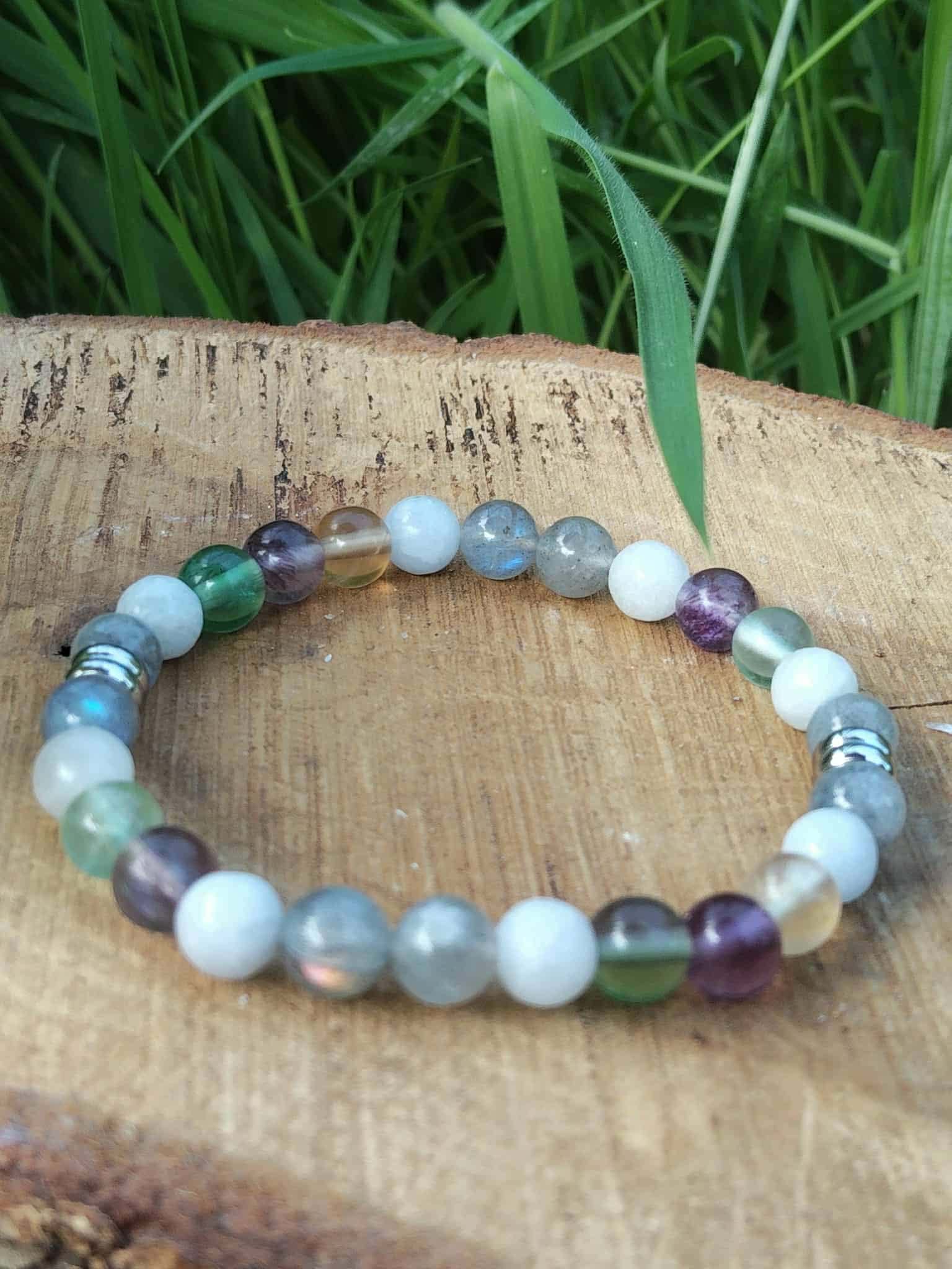 Bracelet Énergie lunaire 6 mm sur tranche de bois, perles bleu nuit, blanc et bleu glacier, création Magic Gaïa pour apaisement et intuition