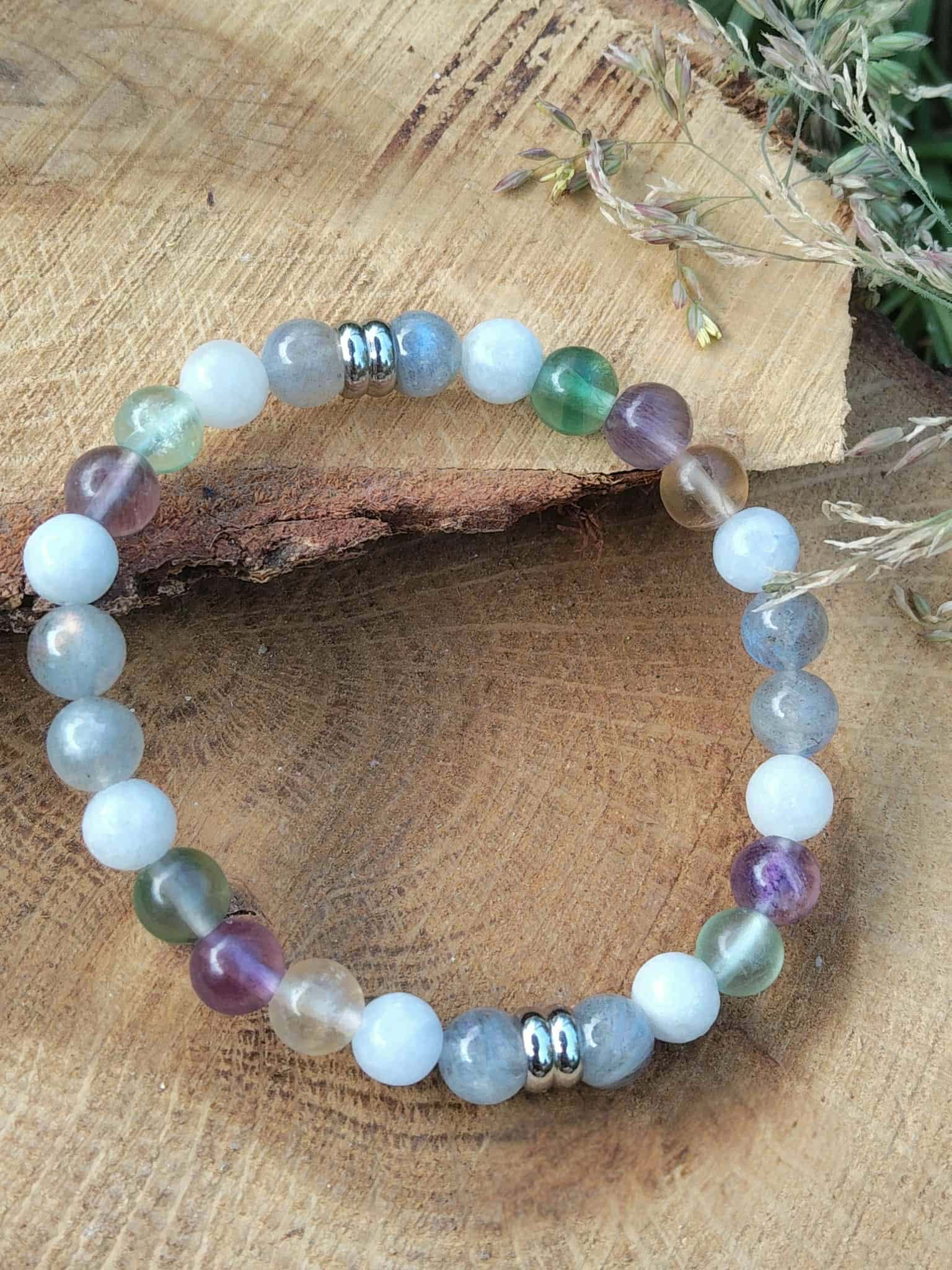 Bracelet lithothérapie Énergie lunaire 6 mm sur rondin clair, branches et mousse, protection douce, sérénité et énergie apaisée